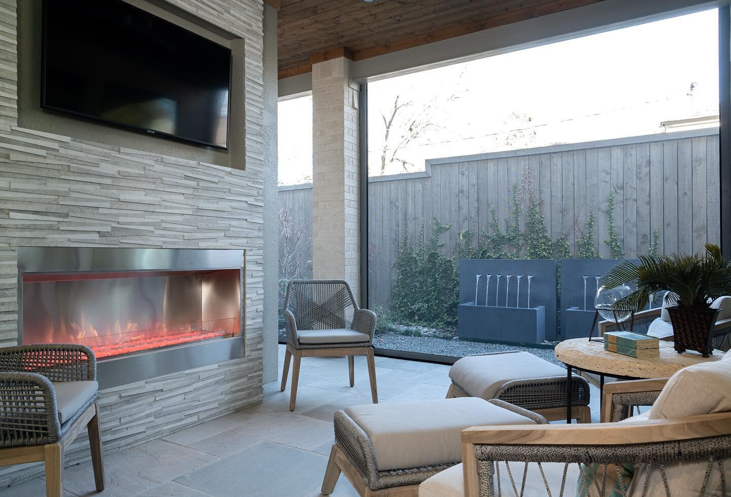 Embracing outdoor living at its finest✨
&hellip;
A modern fireplace design and warm neutrals make this outdoor patio perfectly suited for chilly winter nights❄️
.
.
.
#interiordesign #ineriordesigner #interior #interiorstyling #homedecor #homedesign 