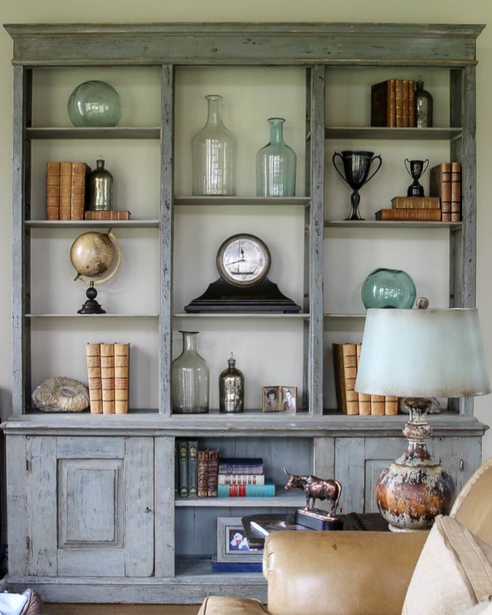 Combining simple details with different textures and finishes is key to styling shelving and built-ins.
.
.
.
#interiordesign #ineriordesigner #interior #interiorstyling #homedecor #homedesign #homestyle #interiordecorating #instadecor #instadesign #