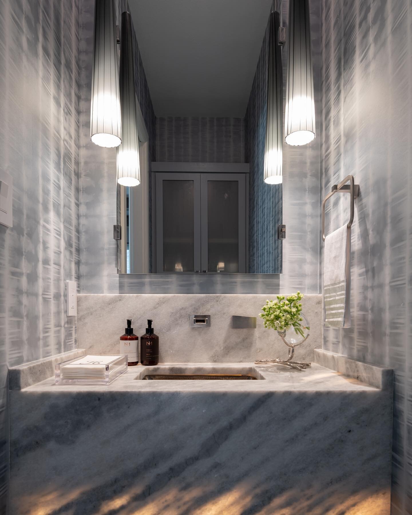 Bold light fixtures and moody tones give this powder bath a dramatic flair💥
.
.
.
#interiordesign #interiordesigners#interior  #homedecor #homedesign #homestyle #interiordecorating #instadecor #instadesign #decor #decoratingideas #currentdesignsitua