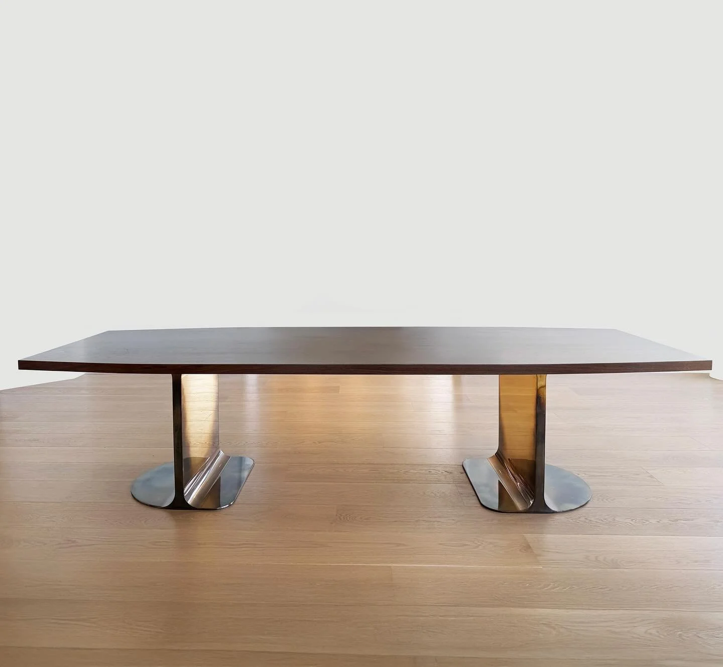 Don&rsquo;t mind me I&rsquo;m just reminiscing about this showstopper a dining table. The sleekness of the walnut with the brass patina base- she&rsquo;s a beaut! 

Brass base by the inimitable  @salehi.kushi