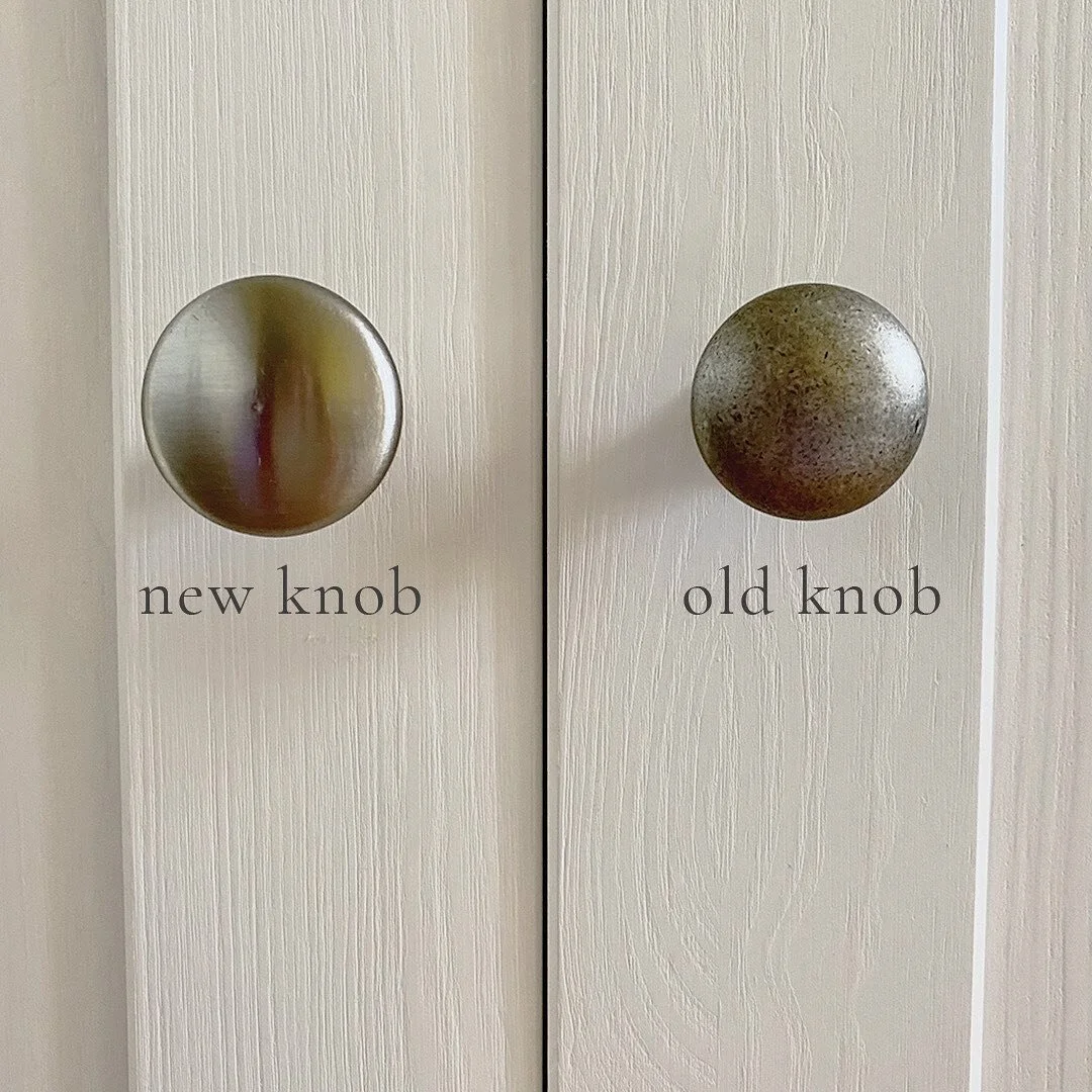 A lot of time cabinetry comes with knobs that aren&rsquo;t the right finish or are just plain unattractive!
⠀⠀⠀⠀⠀⠀⠀⠀⠀
Not to worry, just change them out!  The knobs that came with my pantry left me wanting because they were the wrong finish and made 