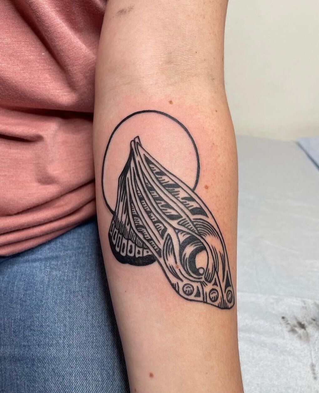 Wing flash from yesterday🖤
by: @lonesome_tattoo