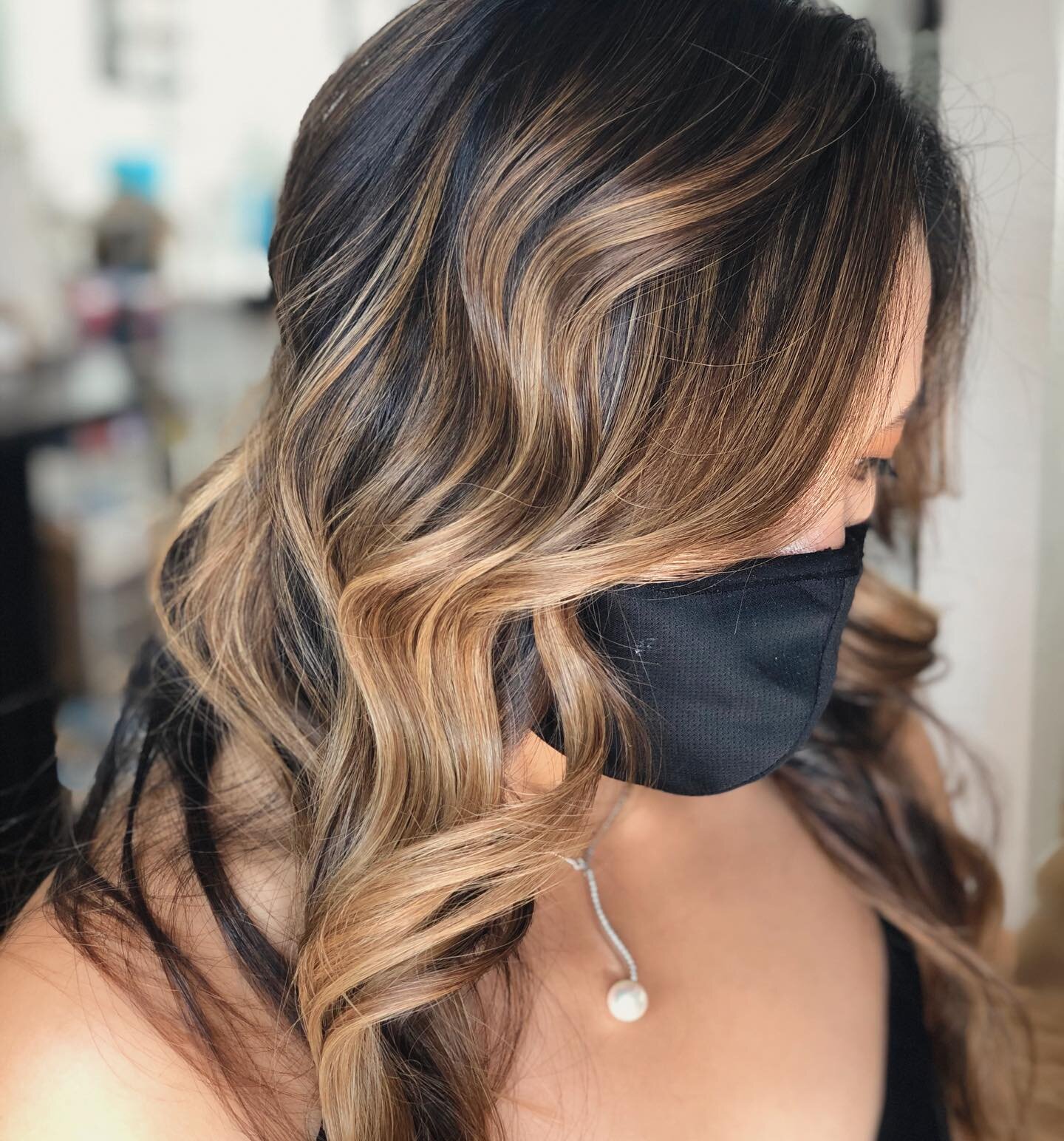 Summer Hair Inspiration 

These types of champagne colors are in! 

Book your apt today. Link in bio. 

#trendyhair #summerhair #foilage #brunettebalayage #brunettesummerhair #hairgoals #lasvegascolorist #lasvegassalon #hairtrends