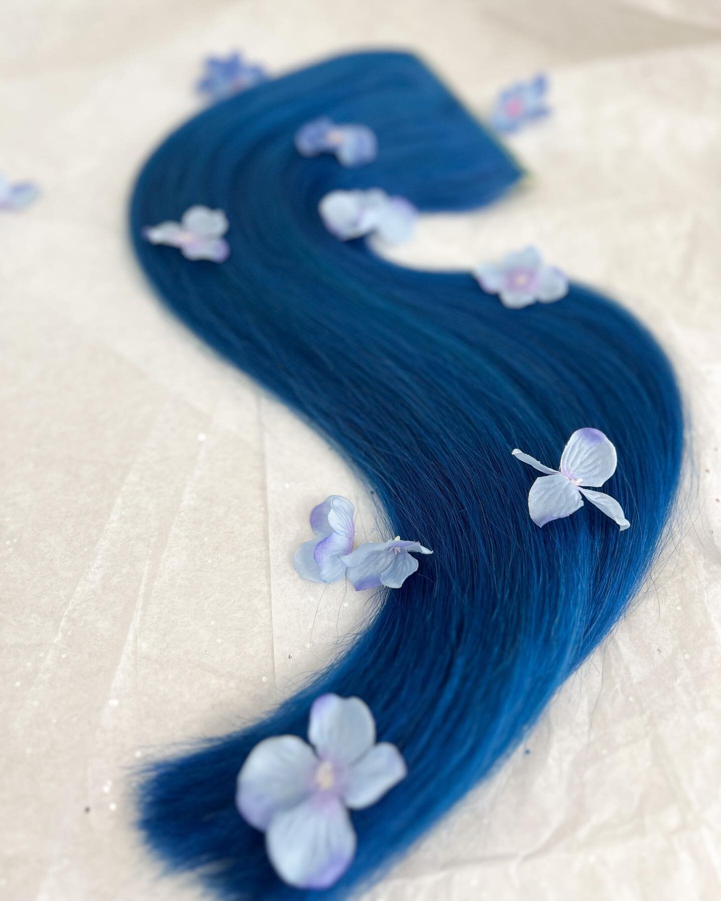 Custom Dusty Blue Peekaboo Halo Extension. 

There are a lot of different things you can do with your halos! Wear them down for the pop of color, braid them, create a ponytail, etc. Get creative! 

#customextensions #finehairstyles #finehairproblems 
