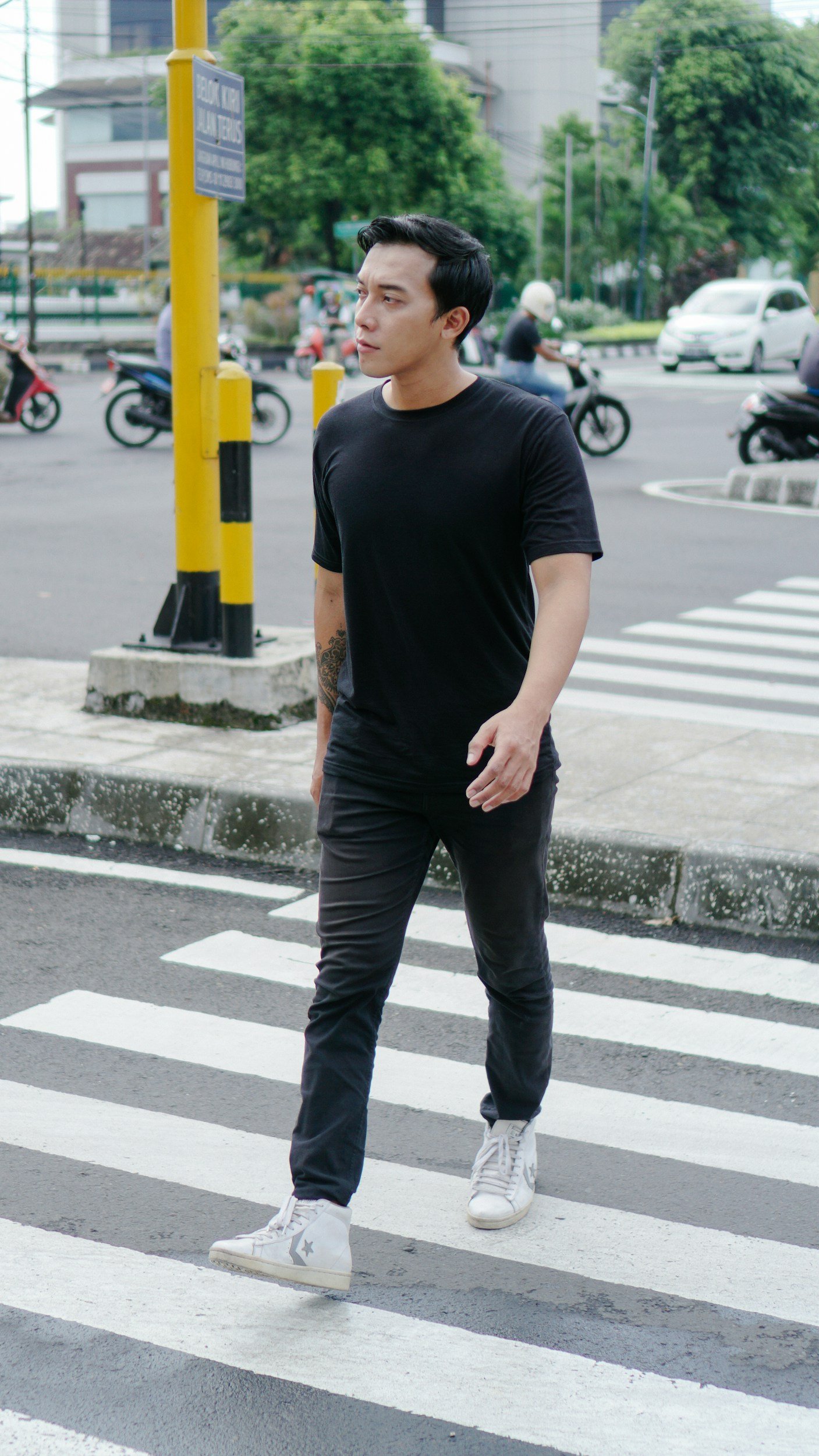 Young adult in a city intersection, in the middle of a quarter life crisis