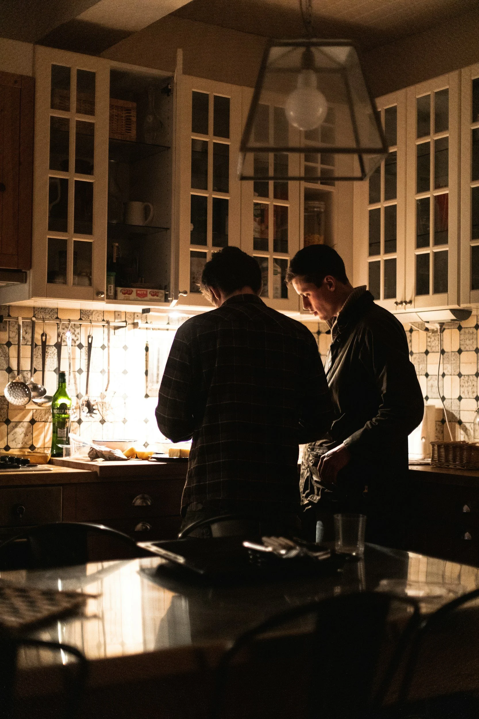 Two friends in a warm kitchen conversation, finding what to say to someone who is struggling