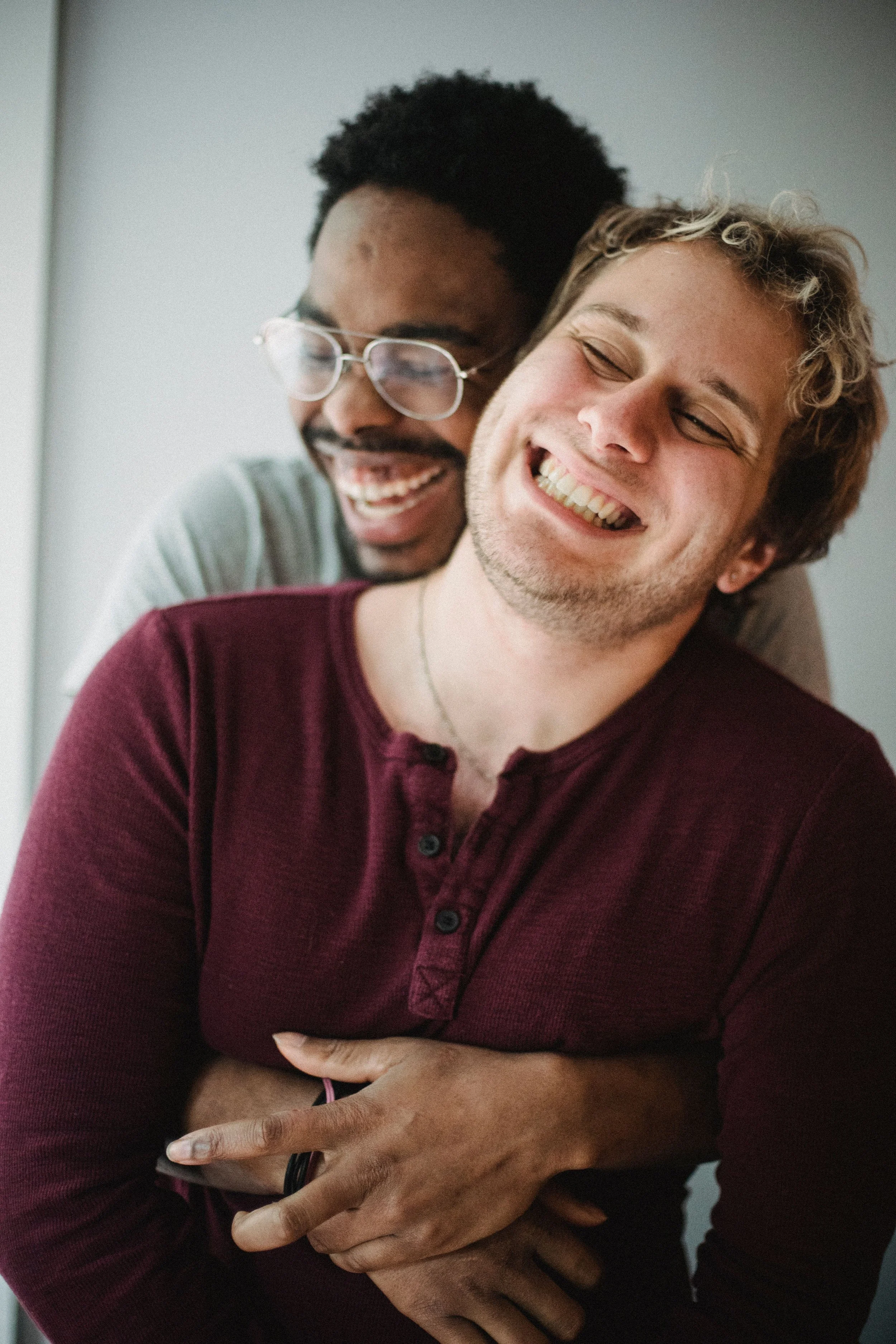 Couple at ease and laughing in natural light, what a healthy relationship feels like