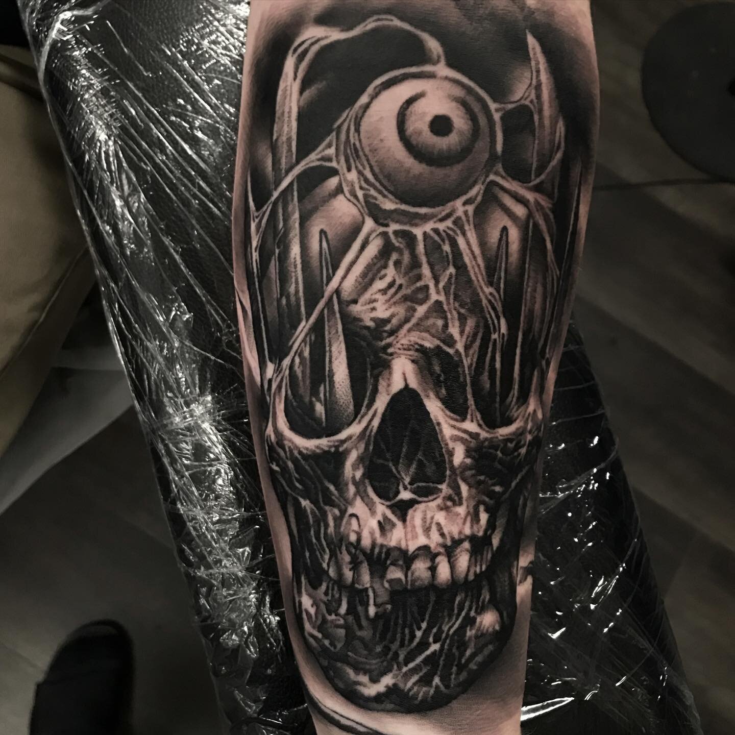 Really enjoyed this one, so keen to continue the sleeve @heartstattooing 

#heart #hearts #heartstattoo #portrait #skull #eye #surreal #black #creepy #art #arts