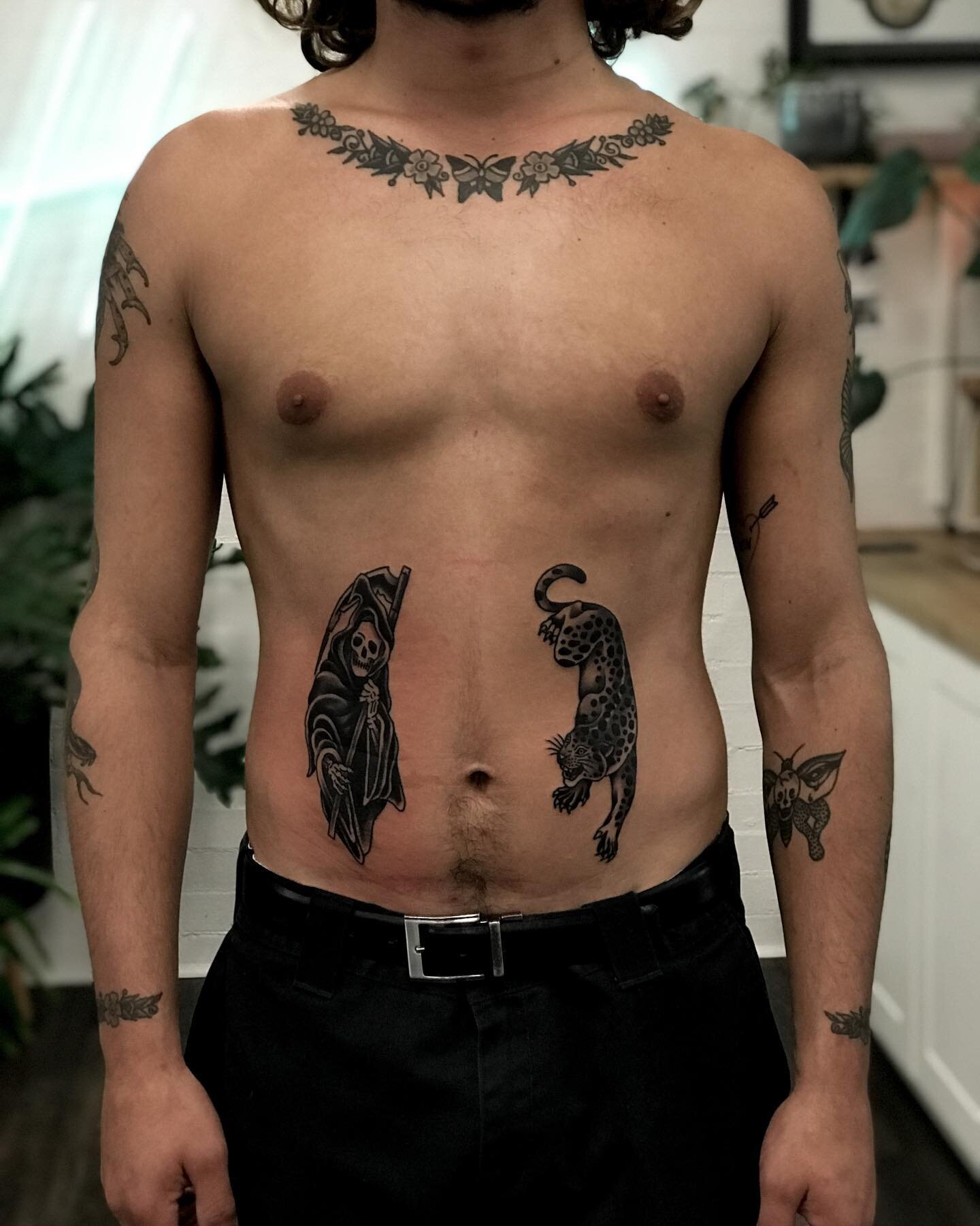 @baran_sucks was a warrior for these ones. Cheers for sitting so well bud 💪!
.
.
.
#Inkcultr #boldwillhold #americanatattoos #classictattoos #boldtattoo #wollongong #wonoonabeach #traditionaltattoo #oldlines #tradwork #traditionalclub #traditionalfl