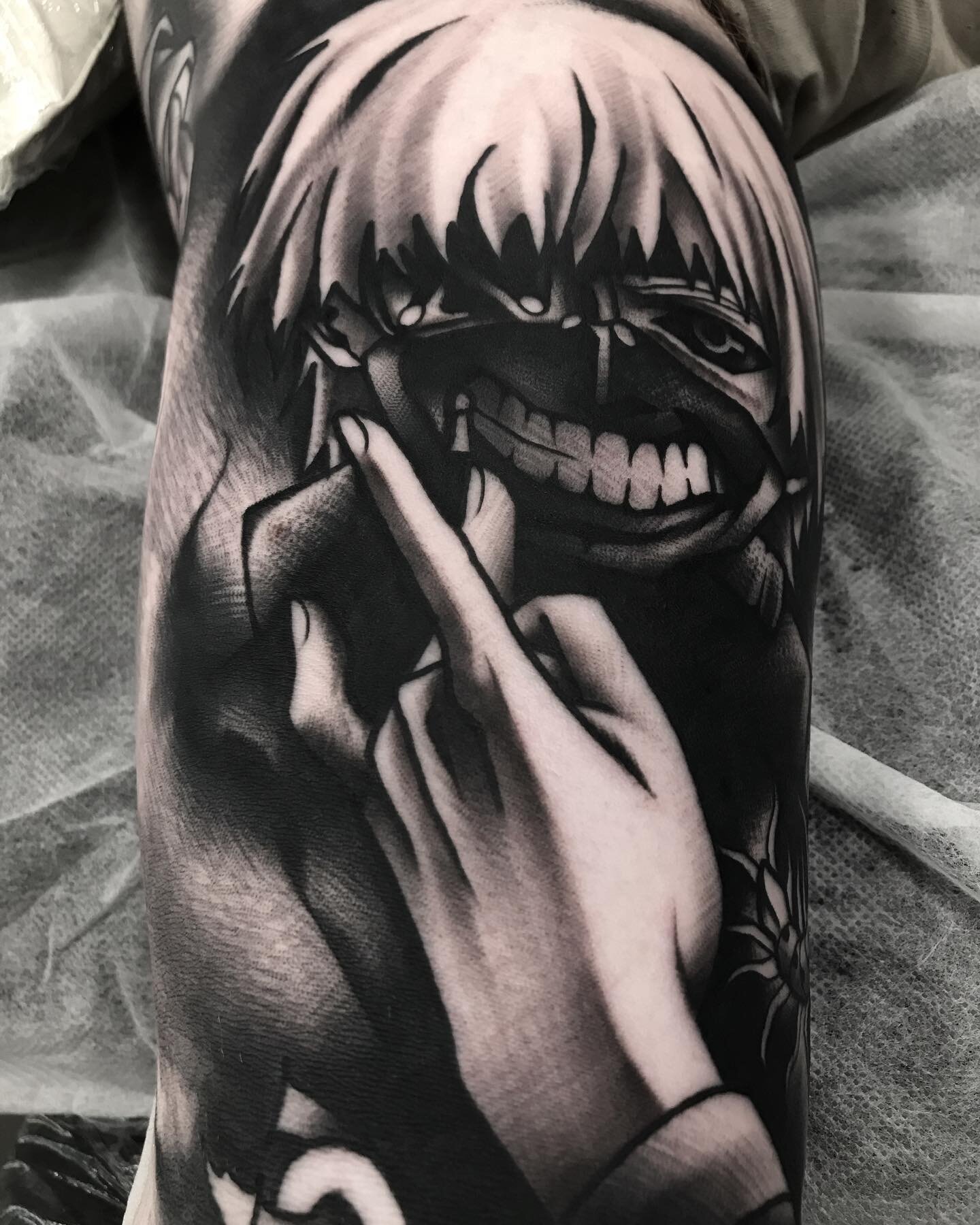 Tokoyo ghoul, really enjoyed this one  @heartstattooing 

#tokoyo #ghoul #tokoyoghoul #anime #crunchyroll #animelab #kenkeneki #hearts #heart #heartstattoo #black #dark #darkart
