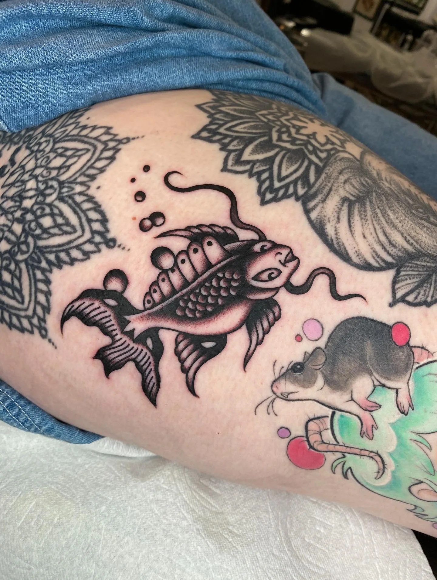 Here is a fish I did on my friend Chloe! Picked straight from my flash and tweaked a lil to fit. Sometimes things just work out. Thanks Chloe, you are a legend.
Made with love and care down in Melbs with my friends at @goodmarkstattoo