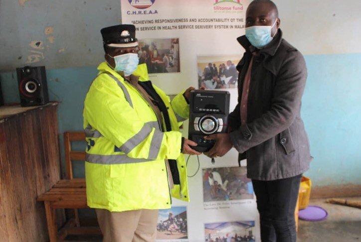 Another day another delivery!! Here&rsquo;s Kondwani, handing over an audio speaker system at Chilobwe Police in Blantyre. 
.
.
Paralegal visits to police stations have been restricted due to Covid-19 so our bail rights audio tapes are a particularly