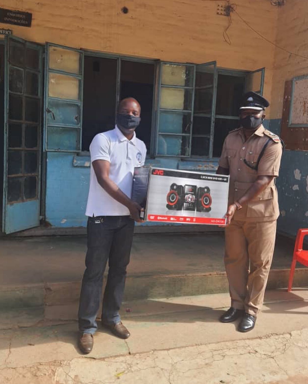 Victor travelled to Nsanje Police Unit today to deliver an audio speaker which will play our bail education tape for prisoners detained at the police station.
.
.
An officer from Blantyre police who was transferred to Nsanje, told this new colleagues