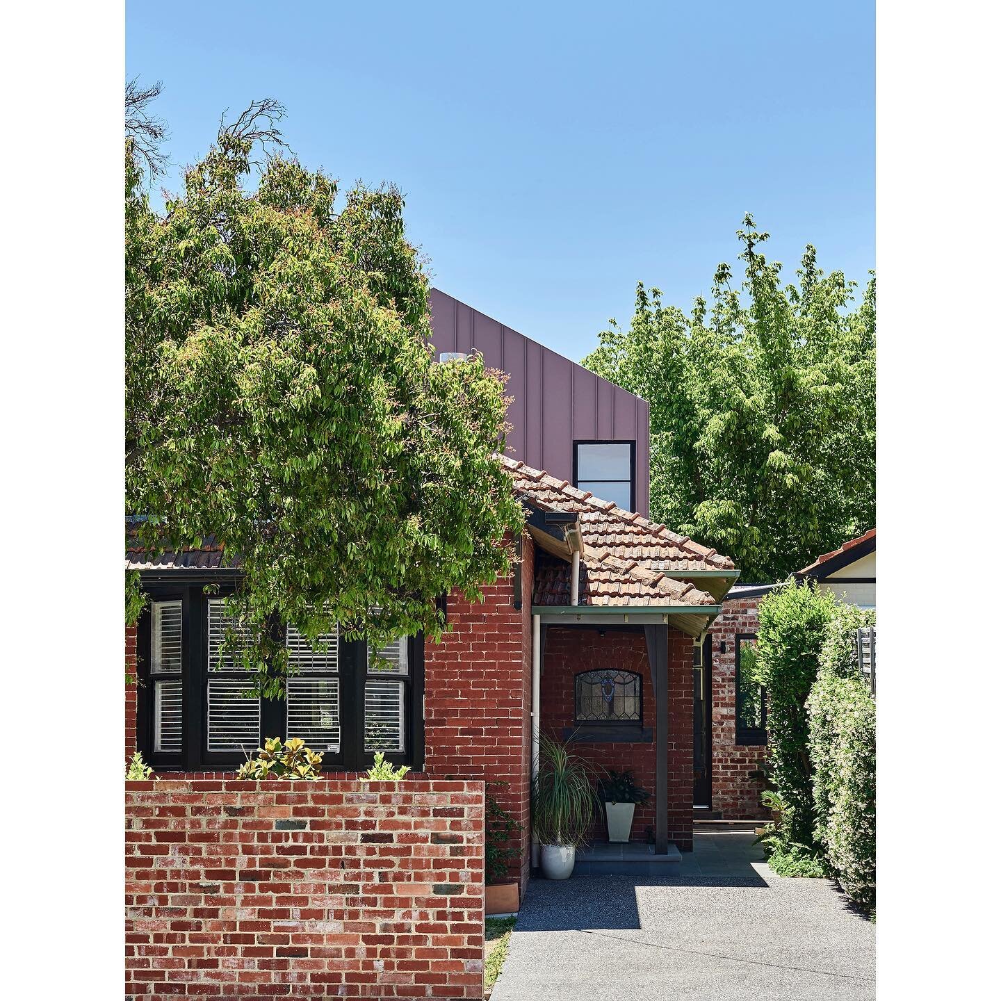 FROM THE ARCHIVES &bull; The red aluminium gable at our Burwood Road House was conceived as modern interpretation of the existing red tile roof.
📸 @evegwilson