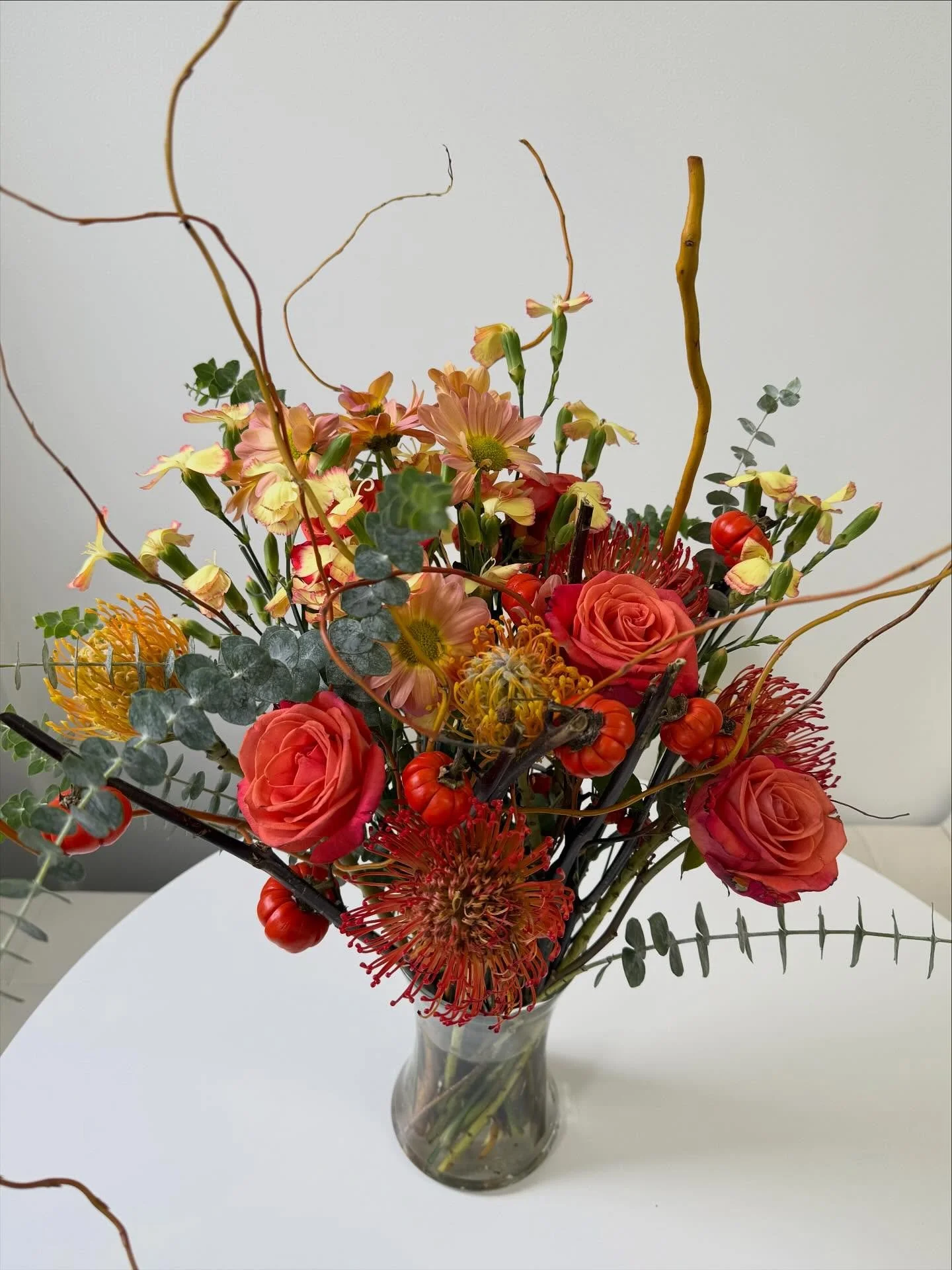 🎃💛 Blooming through spooky season 👻💐 
#FlowerPower #BloomsOfInstagram #FreshFlowers #PetalPerfection #FloralVibes #InBloom #BotanicalBeauty #SoftBlooms #PrettyInPetals #DreamyBlooms #MondayBlooms #WeeklyBlooms #OfficeFlorals #BloomBoost #FreshAr
