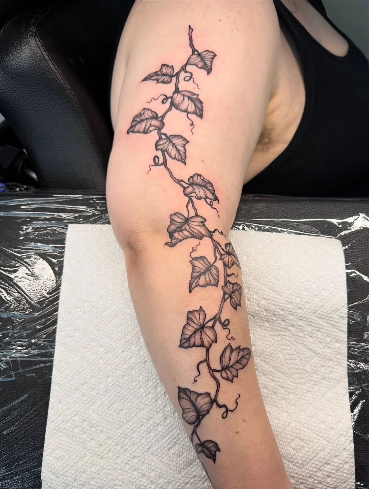 Line work ivy vine for @aeronxx09 🍃 🤌🏽
&bull;
&bull;
&bull;
#dallas #dtx #dfw #explore #dtxtattoos 
#tattoos #tatted #dfwtattoos #newink #explore #linework #vinetattoo #ivy #ivyvine #floralwork