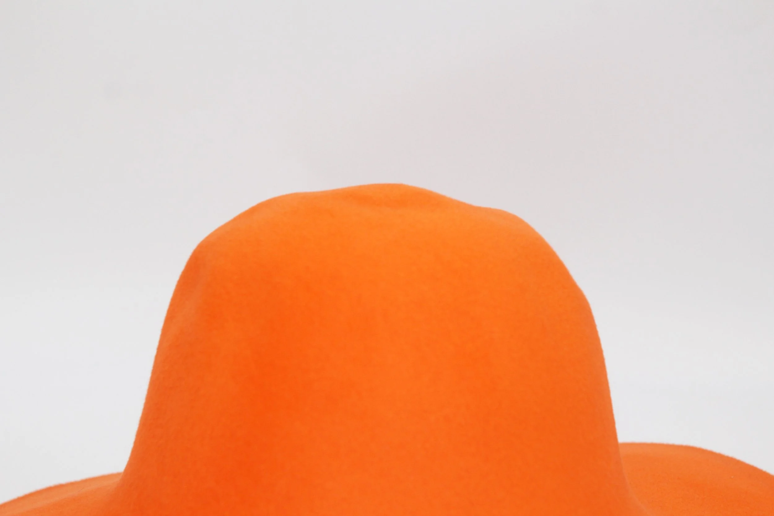LARGE BRIM ORANGE VELOURS — LOLA HATS display picture 3