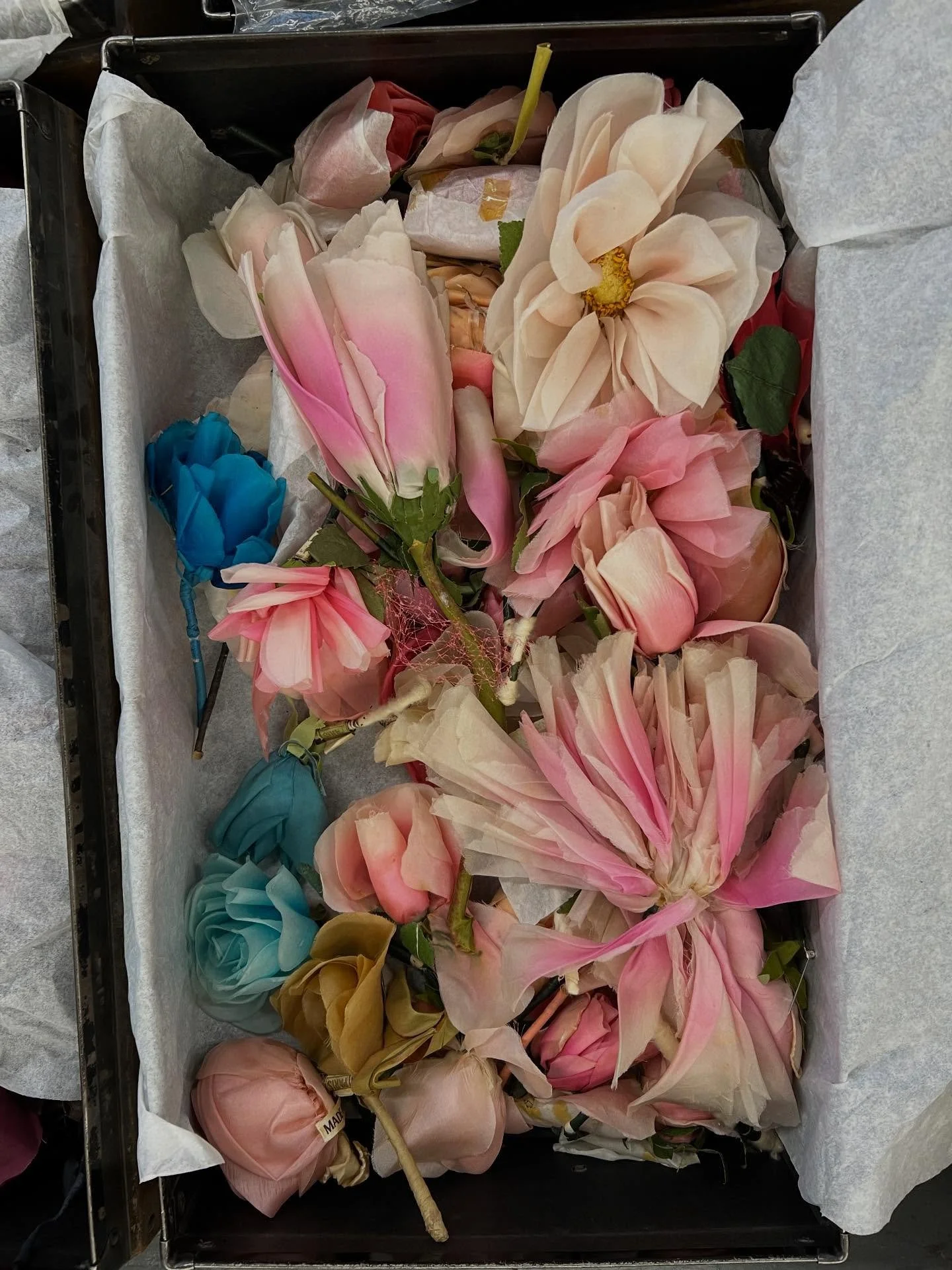 Exquisite French silk flowers from the 50&rsquo;s. They&rsquo;re so beautiful in their faded glory. A little TLC and blast of steam will bring them back to life. They&rsquo;re for sale as a lot. DM us for details!

#vintagesilkflowers #artificialflow