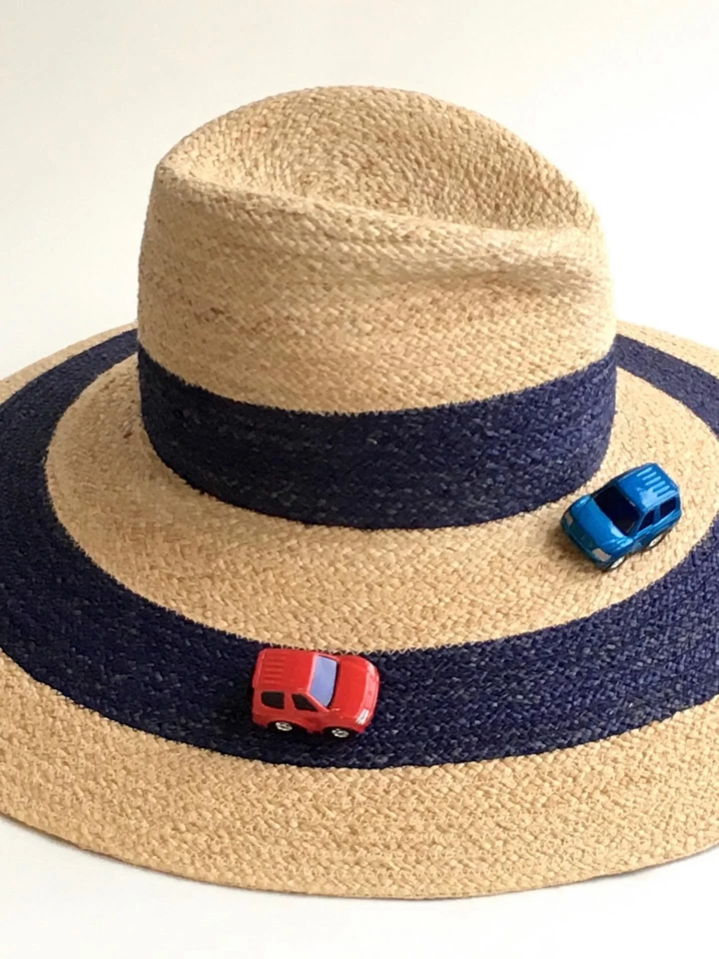 Autoroute. 

#beachhat  #strawhat  #stripedhat