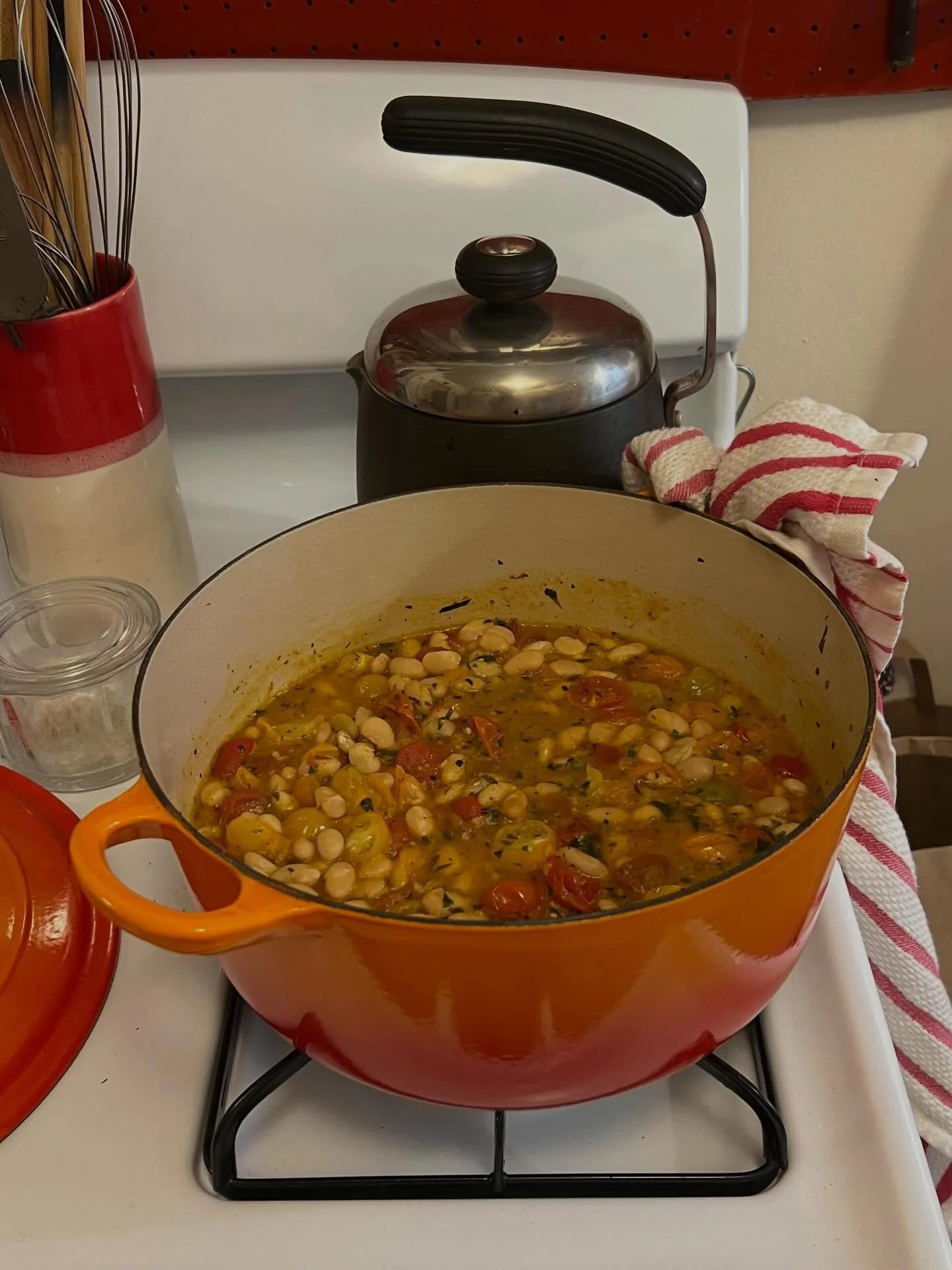 Now that I no longer make hats cooking &mdash; and eating &mdash; have become my main occupation&hellip; 

#cooking #dutchovencooking #tomatoandbeans