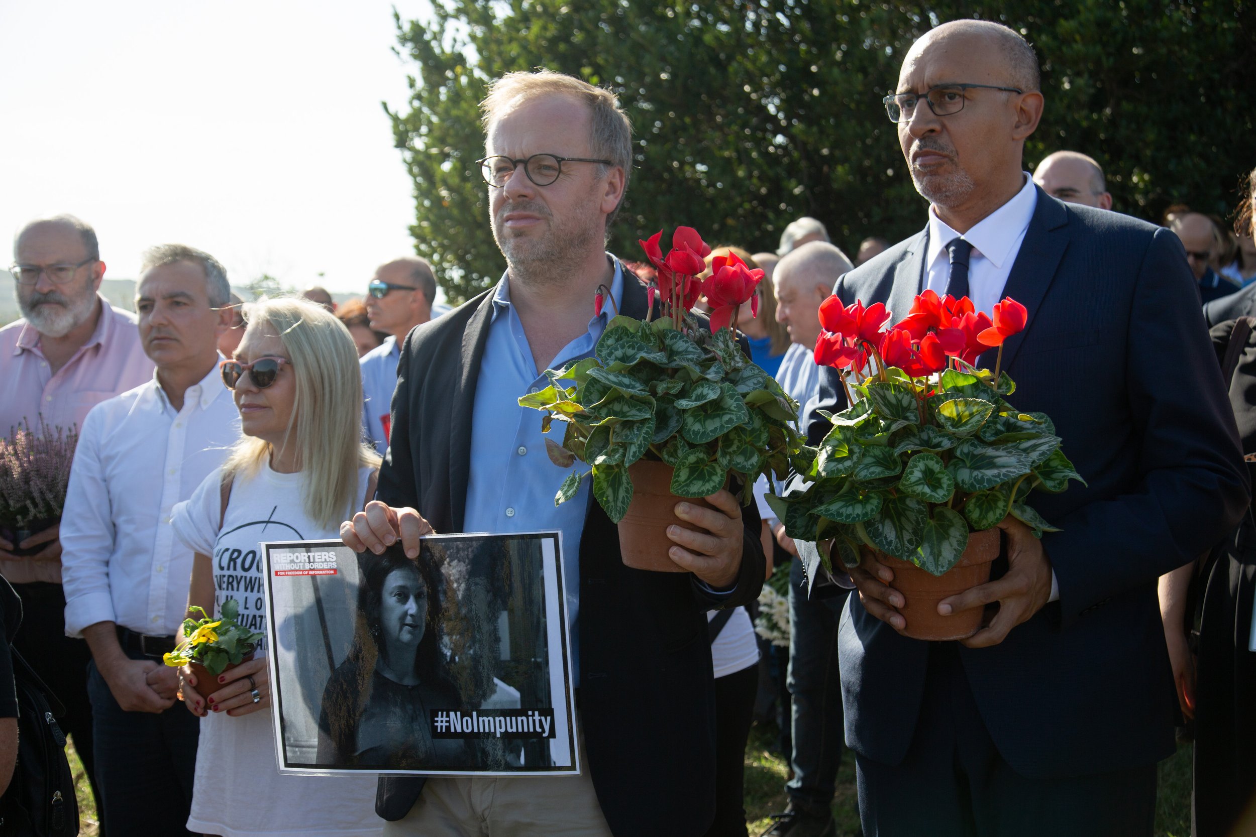 18 - 16 Oct 19 - Crowd Honours DCG at the Site of Murder.jpg