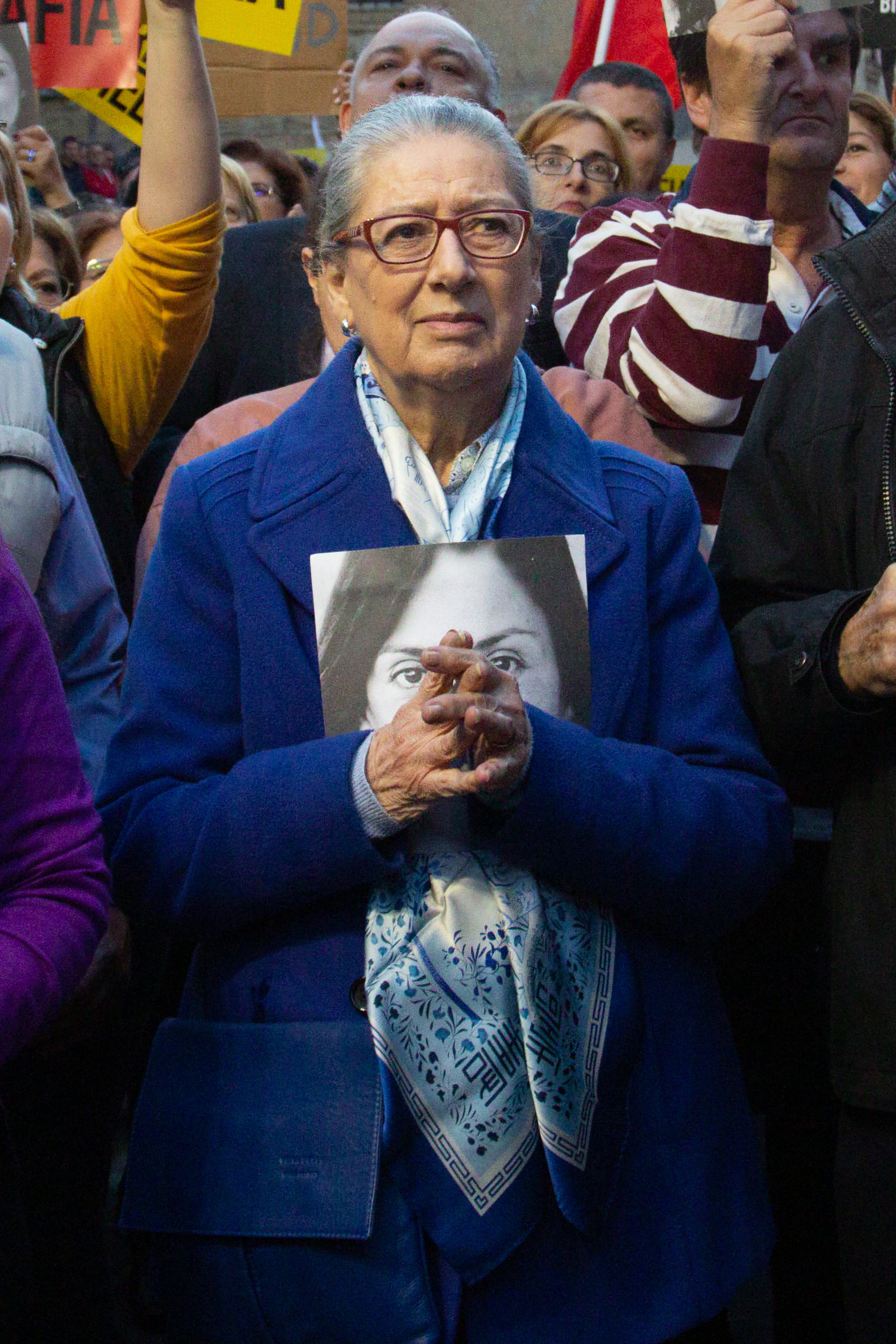 38 - 01 Dec 19 - Mother of DCG with Protesters Gathering in Front of Court Demanding DCG Justice.jpg