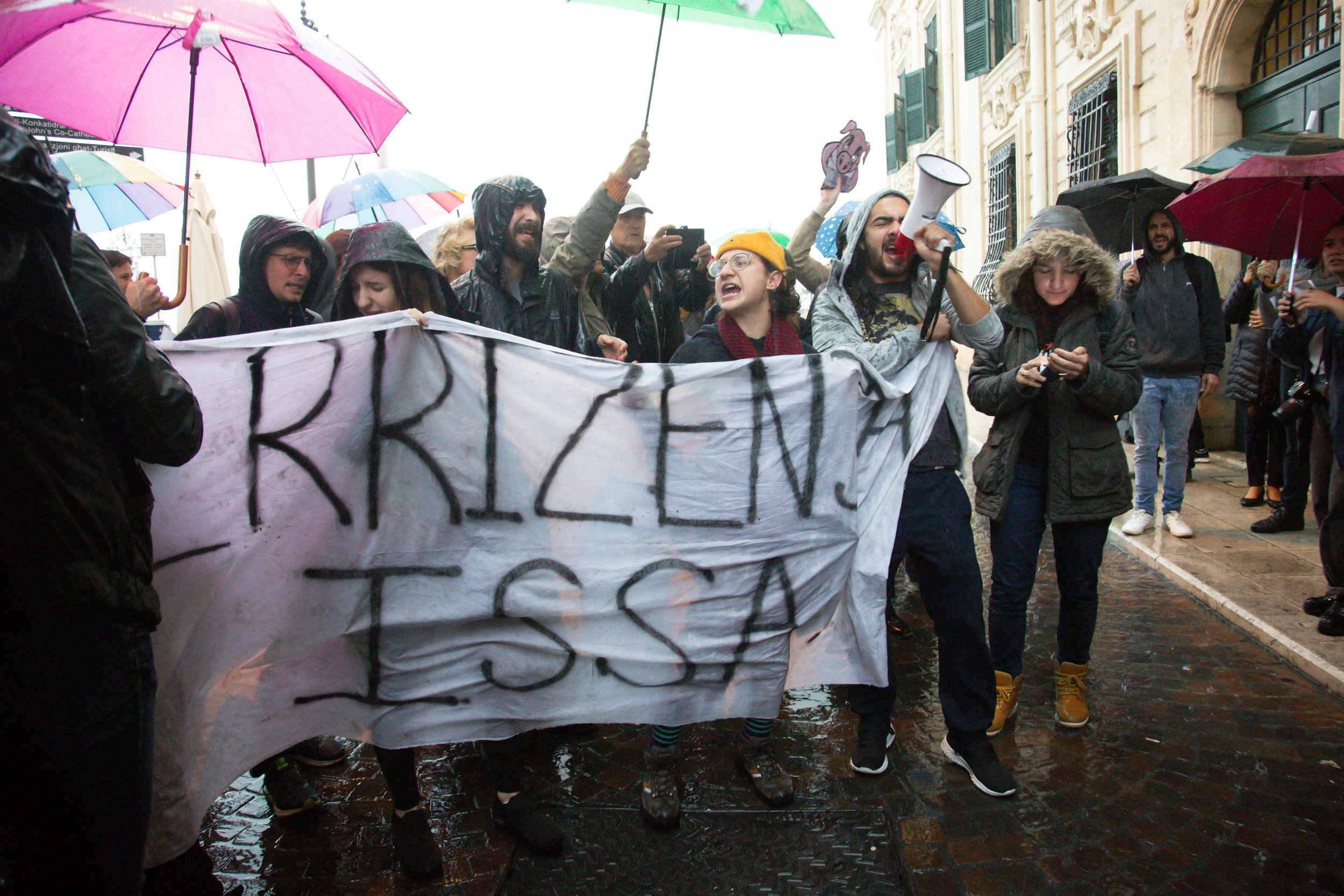 43 - 09 Dec 19 - Graffiti Movement Activistis Protesting in the Rain near one of the Entrances of Castille Prime Minsiter's Office.jpg