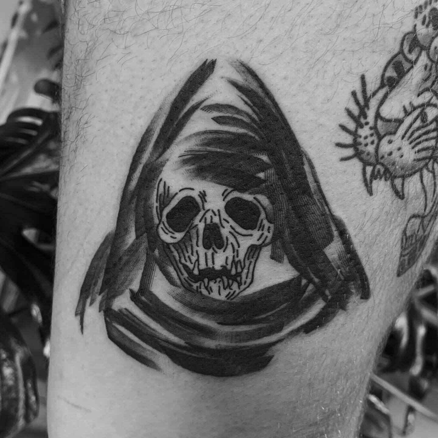 A couple of amazing reapers by the death dealer @vatiss 
.
.
.
.
.
.
.
.
.
.
#tattoo #tattooartist #blacktattoo #blacktattooart #blackworktattoo #reaper #reapertattoo #grimreaper #grimreapertattoo #illustrativetattoo #paintstroketattoo #wollongong #w