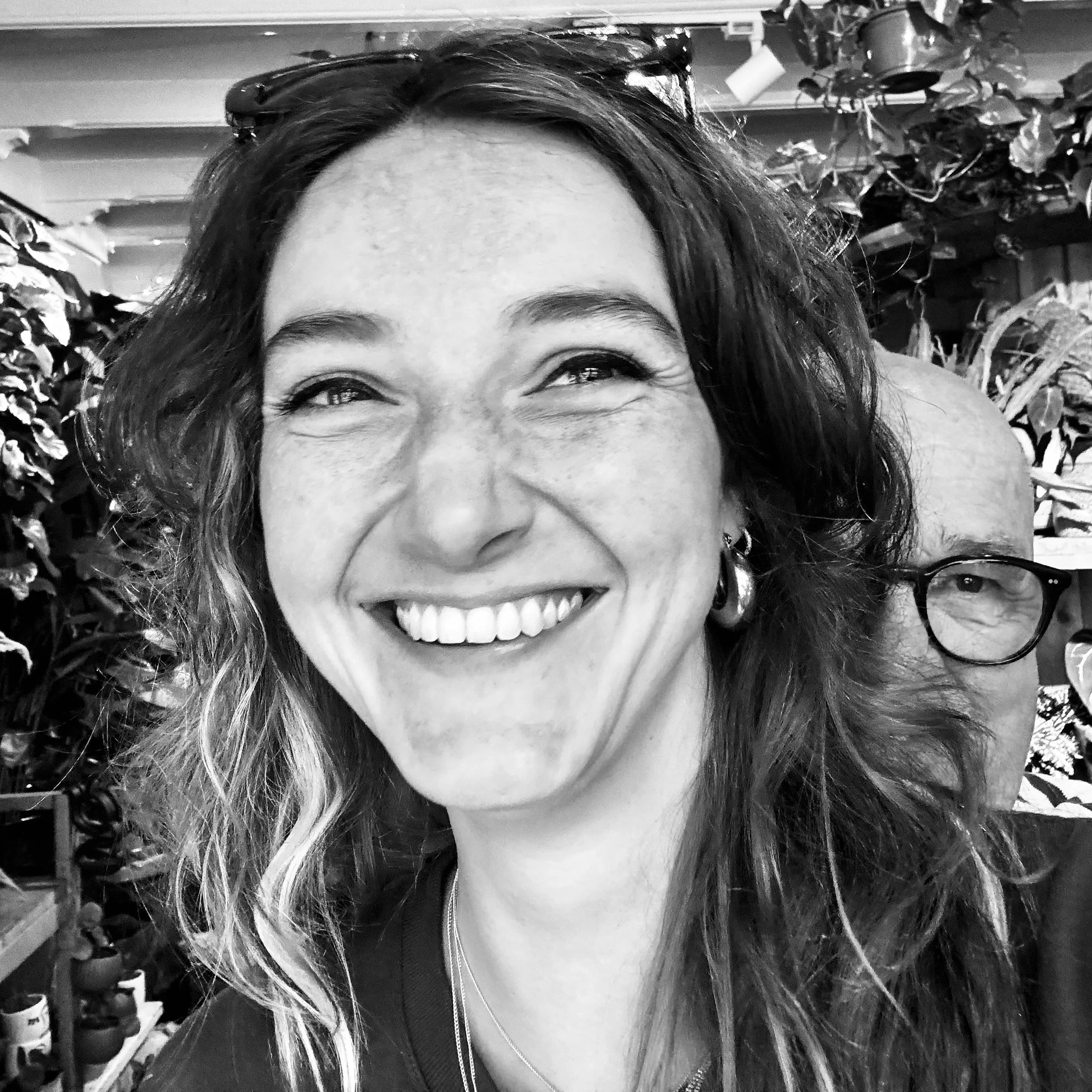 #monique van der veer @moosz__  / creatief opduiker /owner sinds 2021 #thegreensubmarine planten /alumni #buas /wildgroei festival park @tzoet 2025 /natuur visie in een winkelhuiskamer van planten / in het leukste straatje st.annastraat van #breda  #