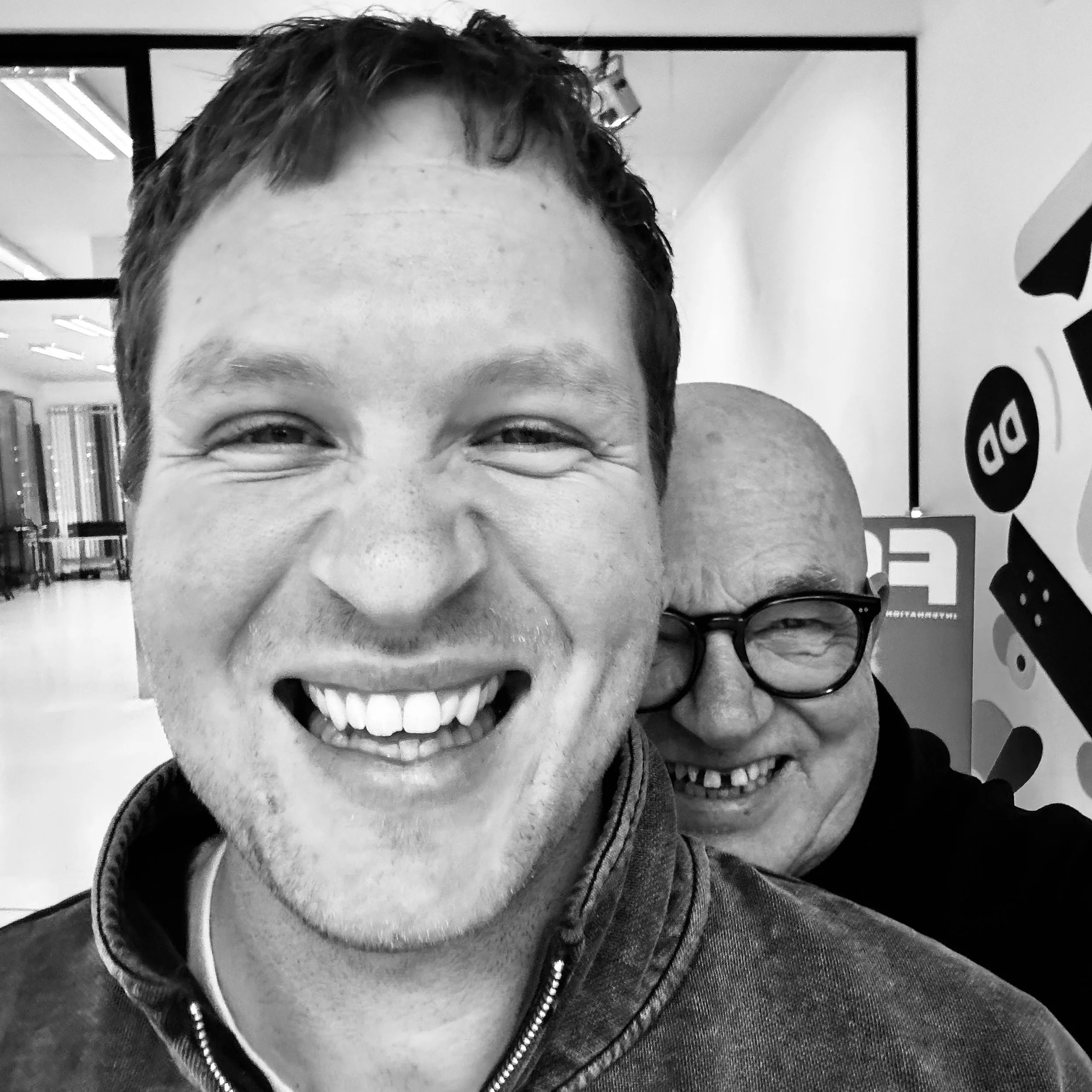 #timvanlaere @duizendingen strategie denker / collaborator / co-owner sinds 2015  samen met #dabbebrand  regisseur waardevolle beelden @timvanlaere alumni #stjoostbreda graphic design 2014 /10 jaar #DD / #FONK award 2025 best agency / @timvanlare die