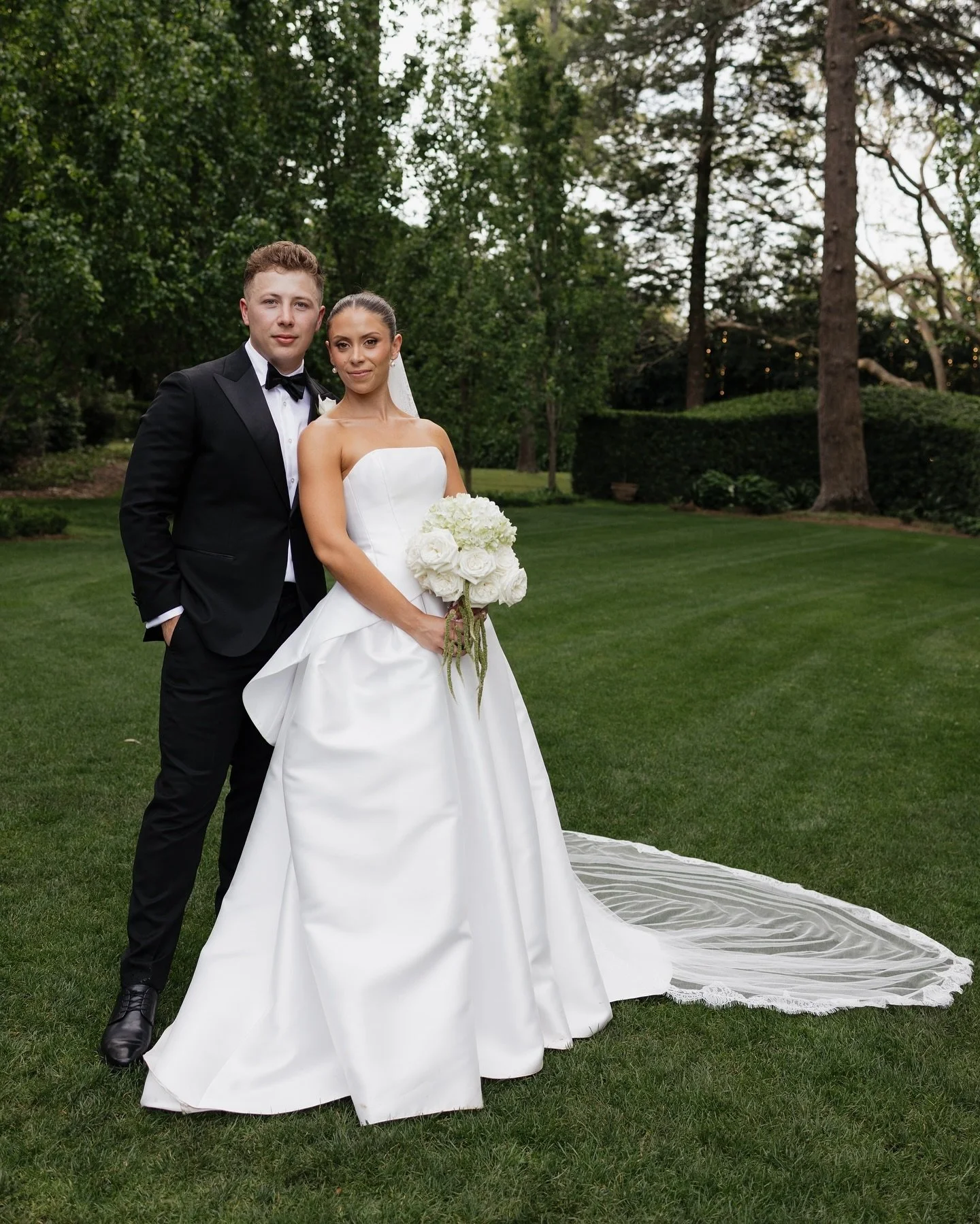 The most romantic afternoon in the beautiful gardens of Gabbinbar Homestead, celebrating sweethearts Zoe and Alex 🕊️🤍
