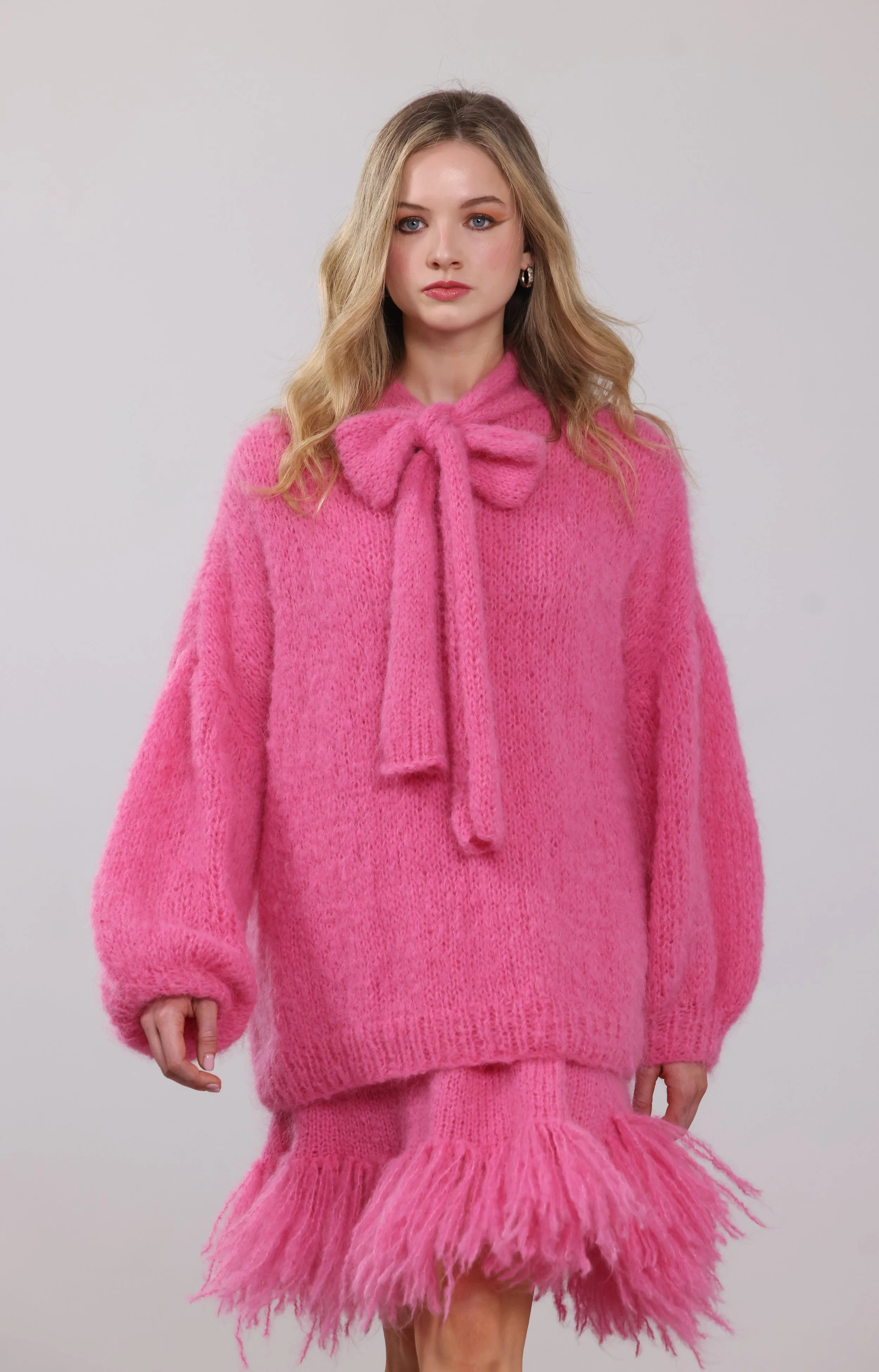 miss-shes-got-knits-Pink-hand-knit-bow-sweater-450euro-263A0704.JPG
