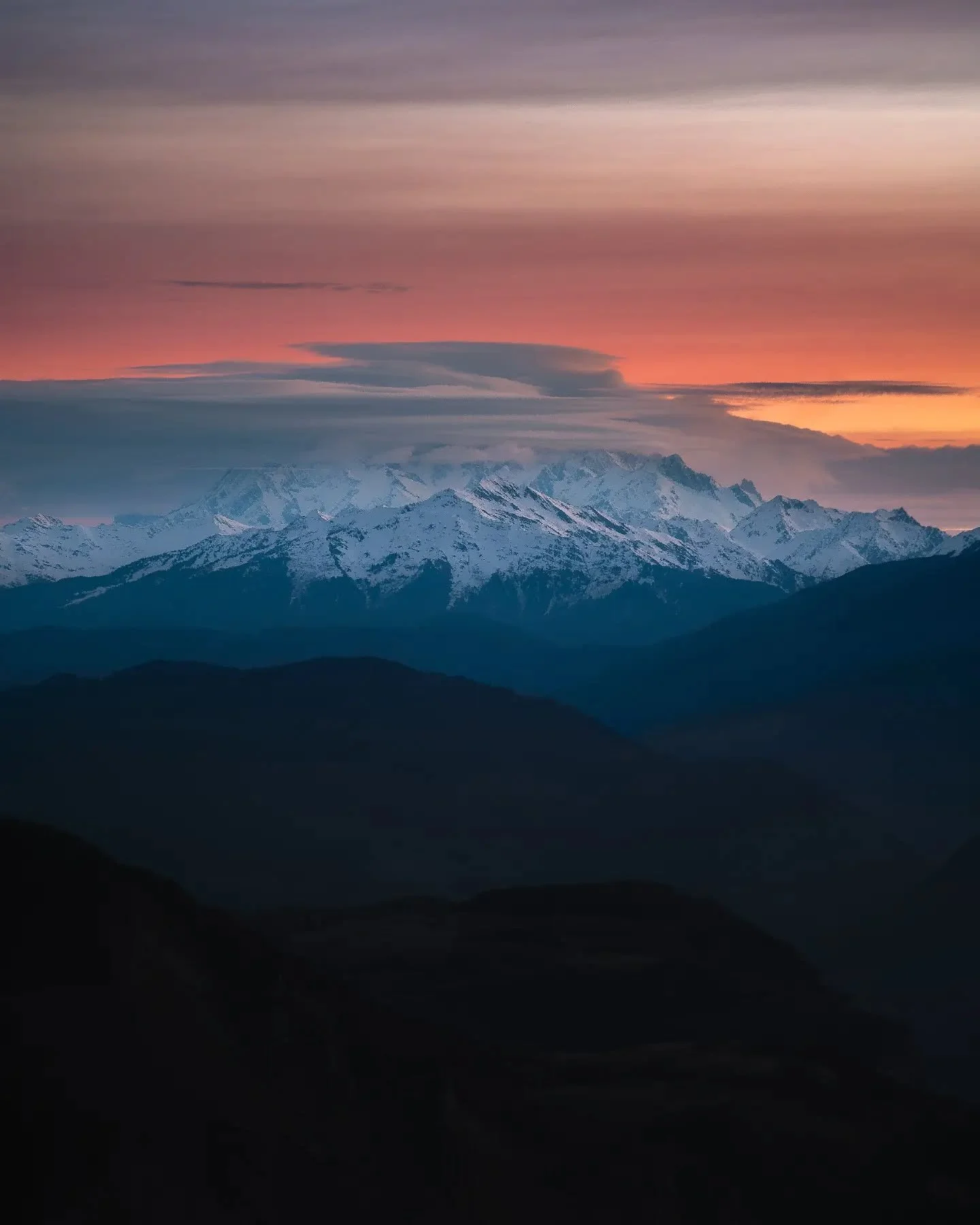 Lever de soleil sur le Mont Blanc 🌄🏔️

Oui j'ai d&eacute;j&agrave; post&eacute; quasi la m&ecirc;me photo y'a quelques jours mais je pr&eacute;f&egrave;re ce cadrage en fait.

#sunrise
#mountain
#montblanc
#alpes