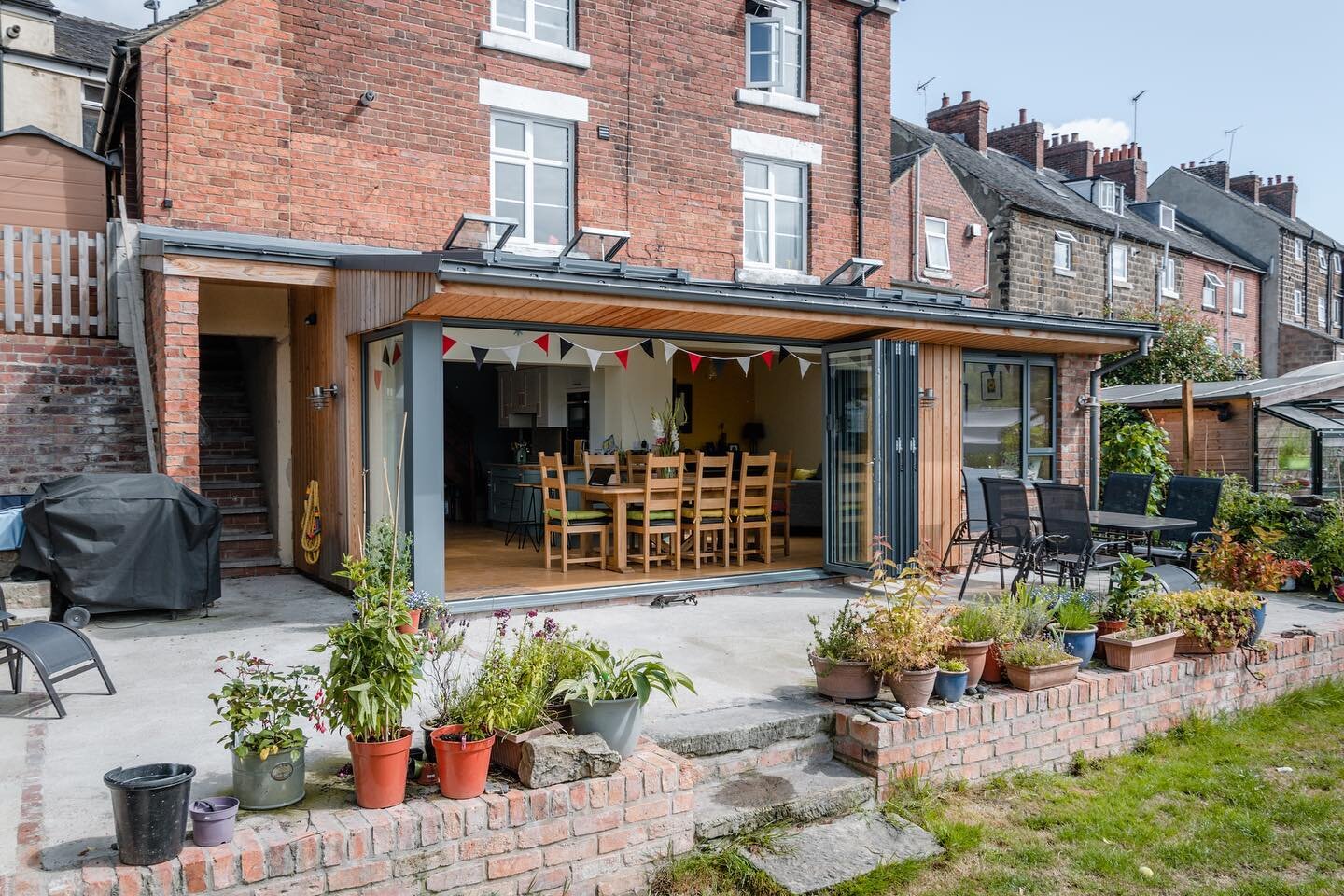 Located in the historic centre of Belper and within a World Heritage Site Buffer Zone, this project replaces a conservatory and brick built lean-to extension with a design that completely transforms the appearance of the building. See more photos on 