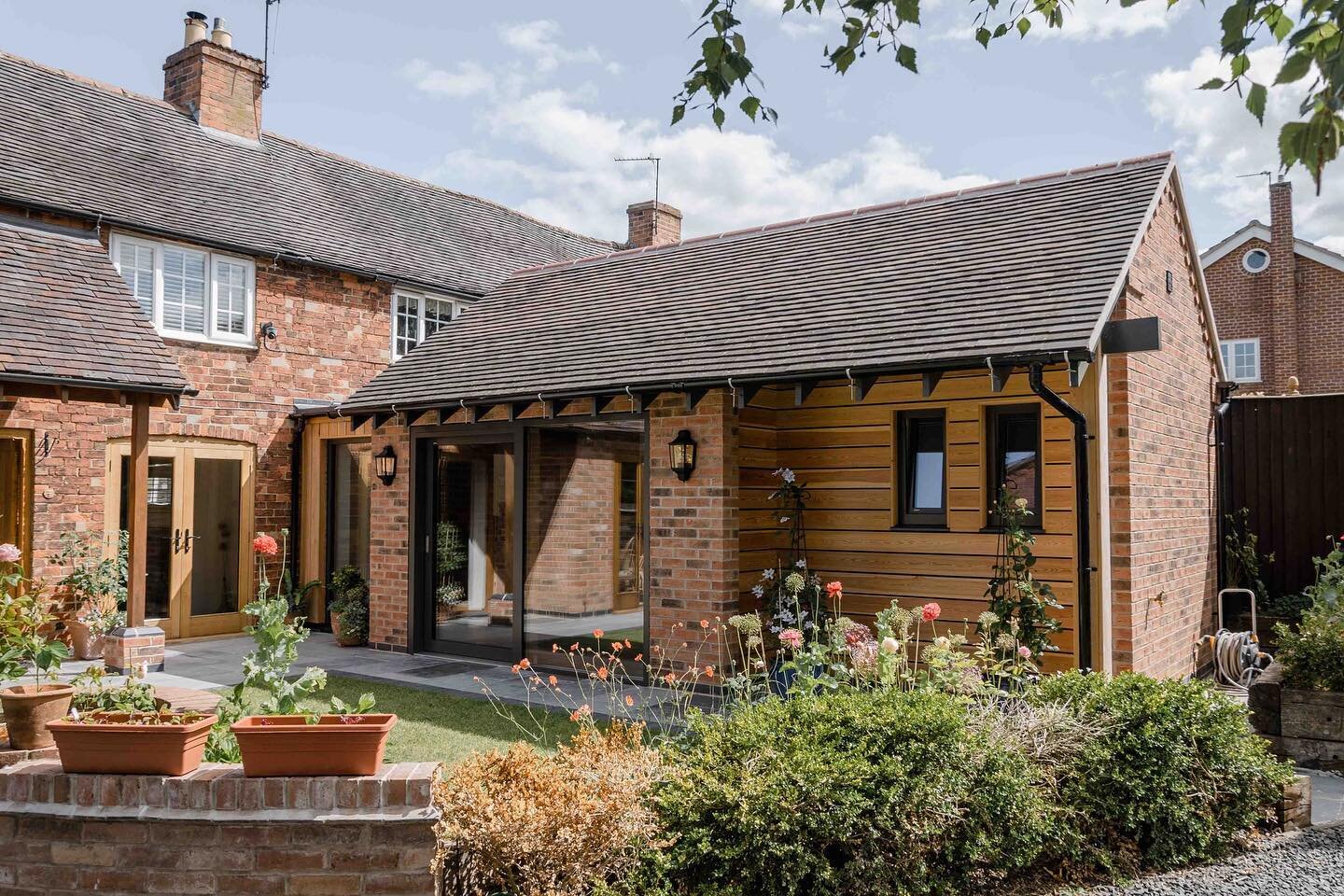 A pretty farm labourer's cottage within Diseworth Conservation Area has been extended with a contemporary, yet complementary extension that responds to a number of site constraints. A flat roof link section provides a considered and low impact connec