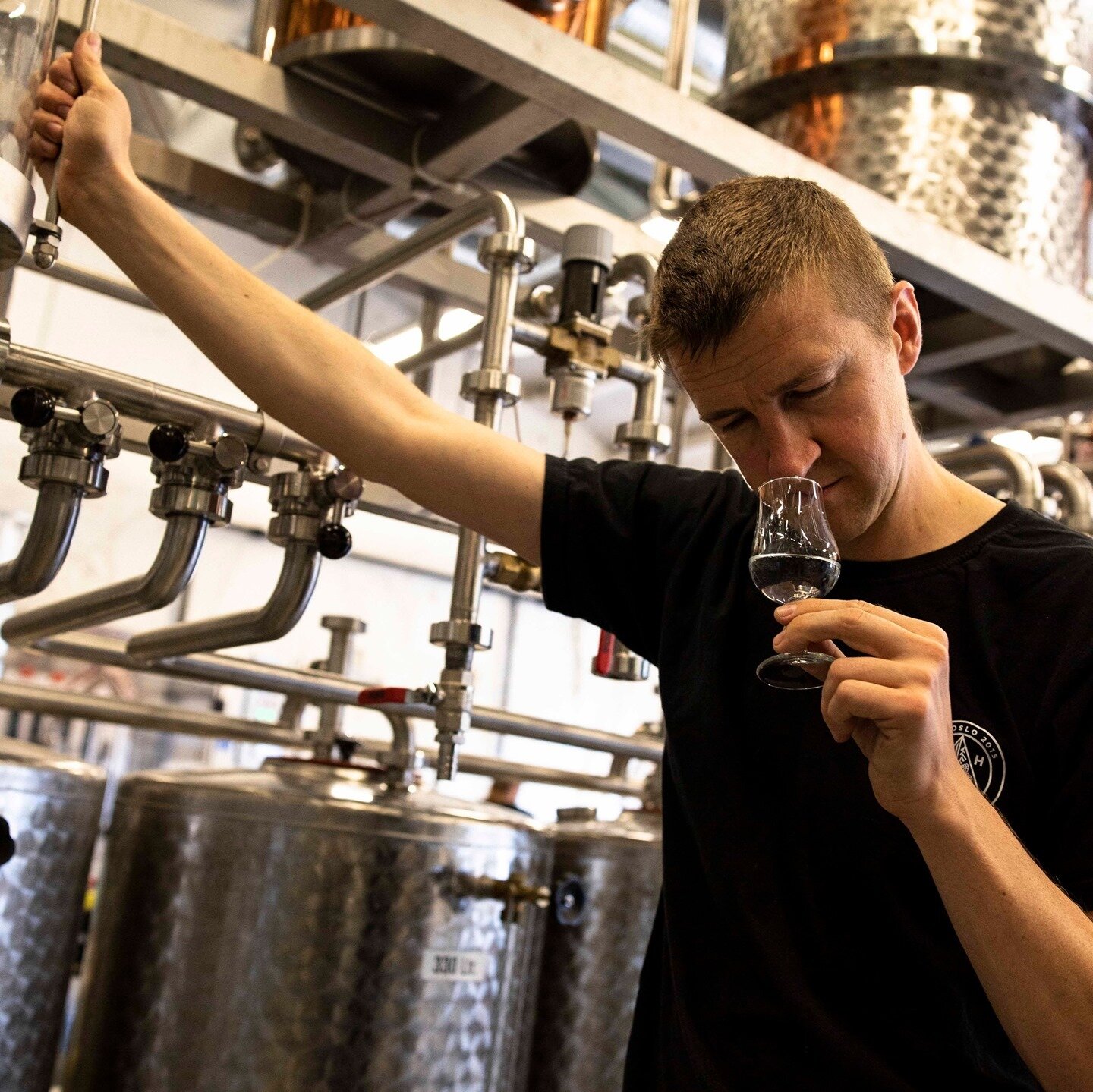 The one thing we cant operate without is that nose. Matt checking for when to do the cut.⁠
⁠
⁠
⁠
 #ohd #osloh&aring;ndverksdestilleri #spiritandspice #ginstagram #gin #norwegiangin #craftgin #gingin #akevit #aquavit #akvavit #craftdistilling #vodka #