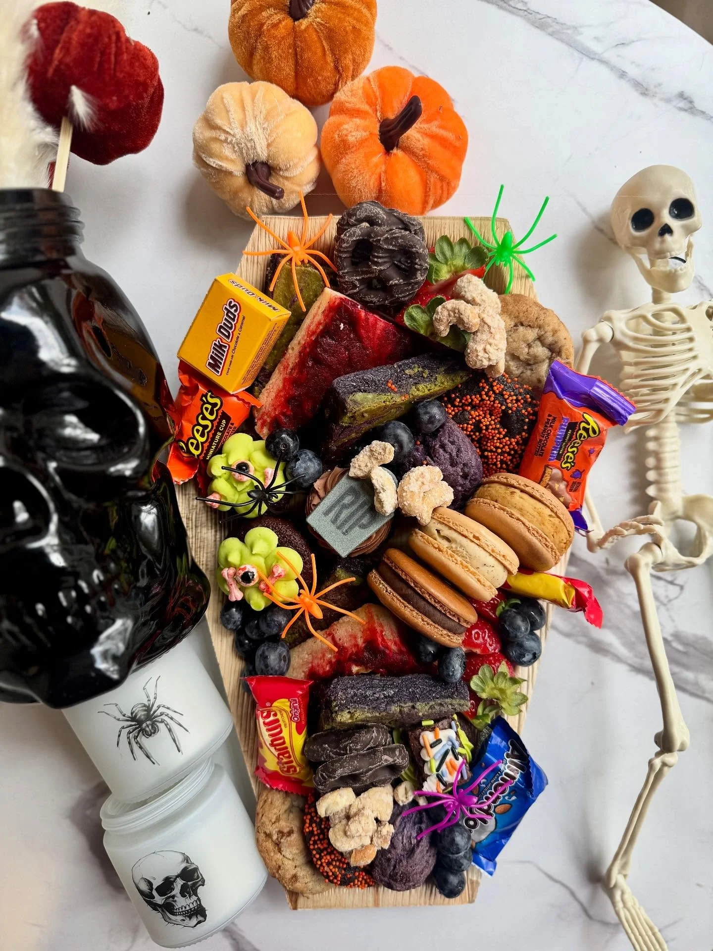 No tricks just treats with our Coffin Dessert Board 🍪🍫🧁
Spooky treats courtesy of @flourpowerny @bakedtoperfection_ny @macaroncafe 
Place your pre-order on our website for Halloween week! 🎃