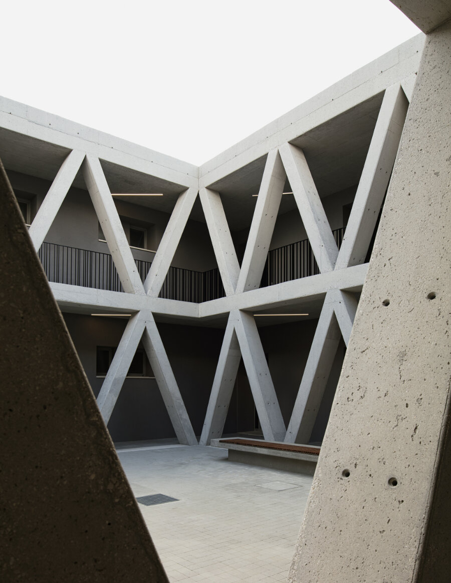 BIBLIO_0V5A2881_LR.jpg