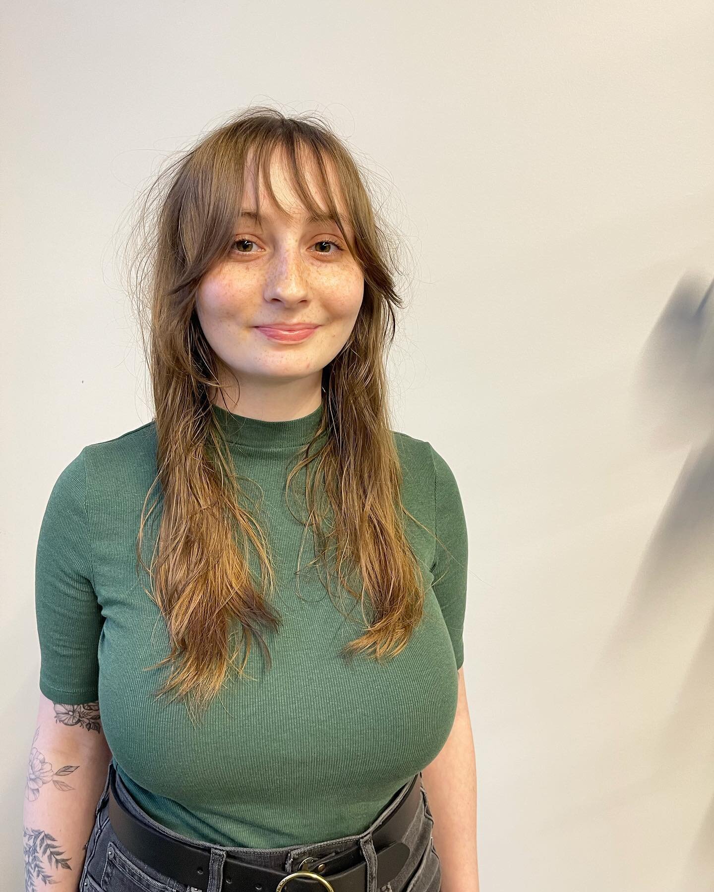 😎&ldquo;I feel so much cooler now&rdquo; 😎
.
New bangs and razor cut layering had Nicole feeling brand new. Our goal with the bangs was to keep it lighter in the center and chunkier towards her hairline to really highlight her cheekbones. ⚡️😁
.
Si