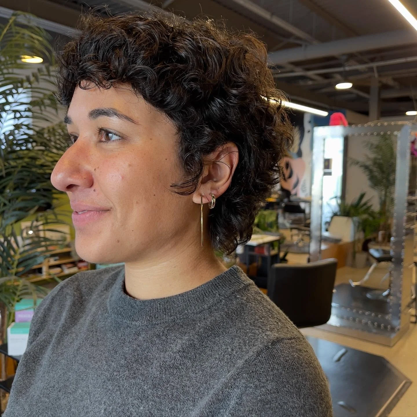 🙃 ➰Razor cut curls ??&hellip;. You betchya I will. ➰🙃
.
I had a great time getting to know Bridget and giving her the shortest haircut she&rsquo;s had since she was a literal child. She requested a razor cut and booked an introductory haircut. This