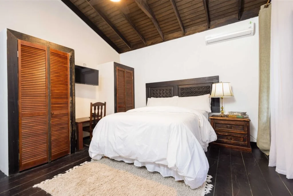 BLACK STONE COTTAGE.jpg