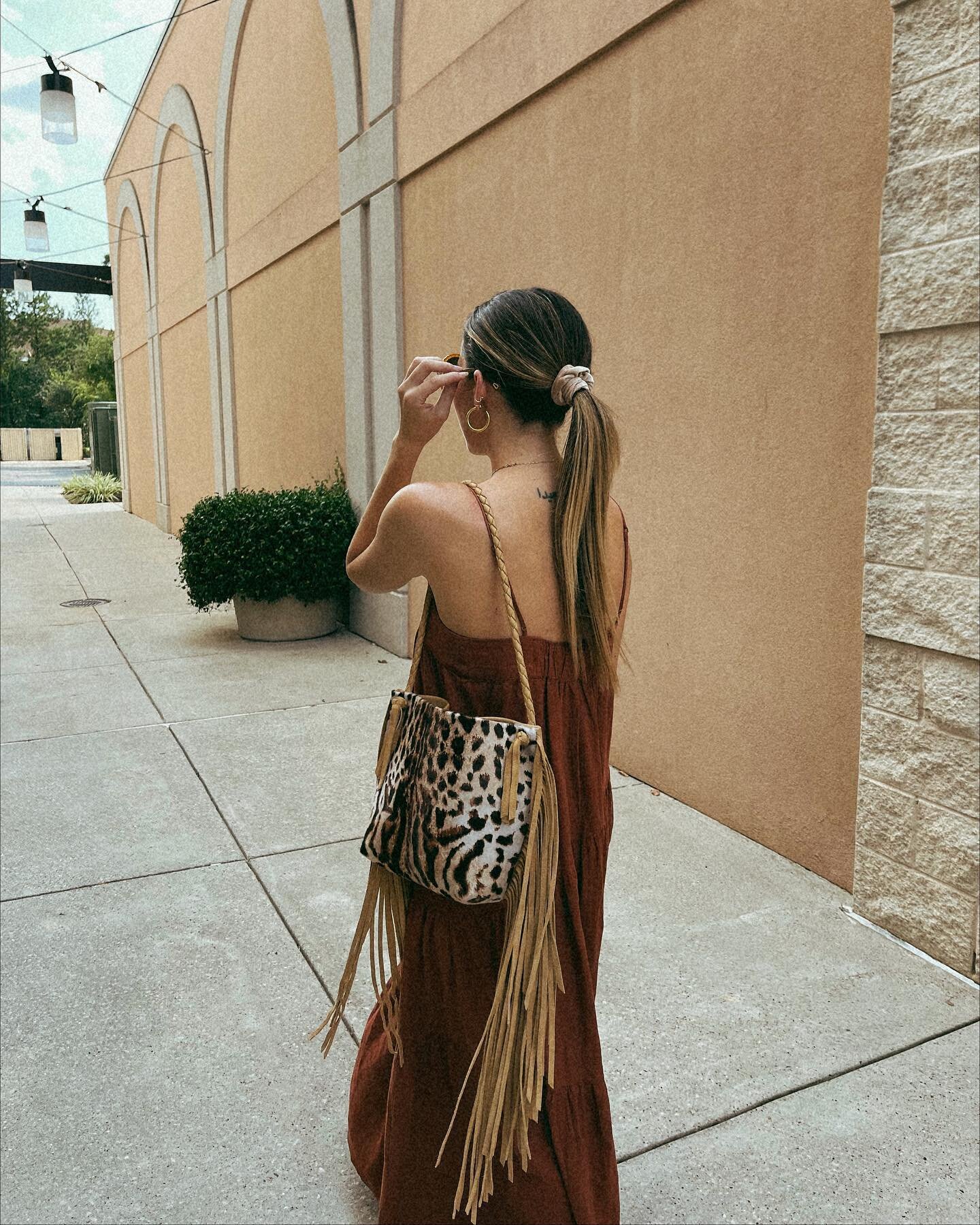 🐆ｔｈｅ  ｎａｍｉｂ  ｃｏｗｈｉｄｅ 🐆 ⁣
⁣
ꜱʜᴏᴜʟᴅᴇʀ ʙᴀɢ &bull;  𝑜𝓃𝑒  𝑜𝒻  𝒶  𝓀𝒾𝓃𝒹 &bull;  Handcrafted by AA  Designs &bull;  Available Now &bull;  American Made ⁣⁣⁣⁣⁣⁣⁣⁣⁣⁣⁣
⁣⁣⁣⁣ ⁣⁣⁣⁣⁣⁣⁣
&bull;⁣⁣⁣⁣⁣⁣⁣⁣⁣⁣⁣
&bull;⁣⁣⁣⁣⁣⁣⁣⁣⁣⁣⁣
&bull;⁣⁣⁣⁣⁣⁣⁣⁣⁣⁣⁣
#leather #handm