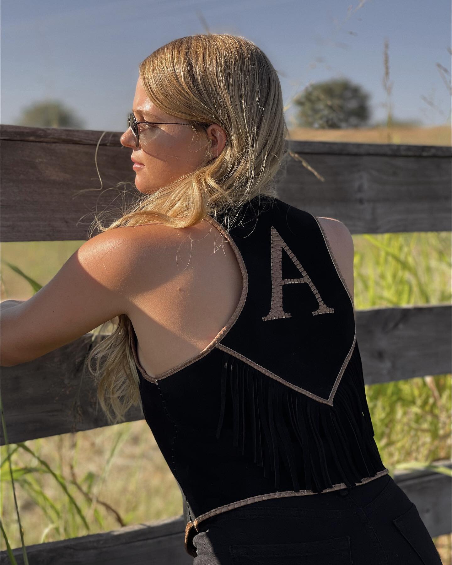 &bull; AIM ~  HIGH  TOP ⚡️⁣⁣
⁣
⁣
 Custom order top ⁣
*Custom orders take approx 2-3 weeks from time it is placed ⁣⁣
⁣⁣⁣⁣
&bull;⁣⁣⁣⁣
&bull;⁣⁣⁣⁣
&bull;⁣⁣⁣⁣
#leather #handmade #fashion #style #leathercraft #leathergoods #leatherbag #bag #leatherwork #ha