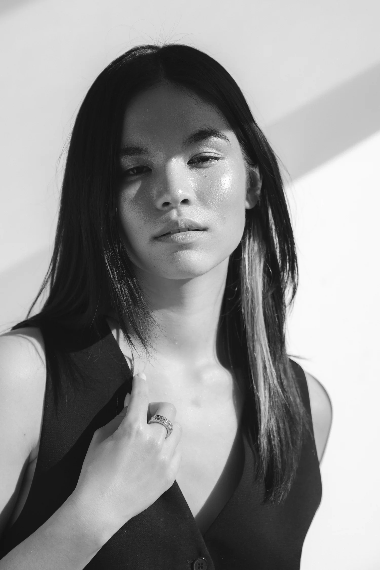 Retrato editorial en blanco y negro con luz natural
