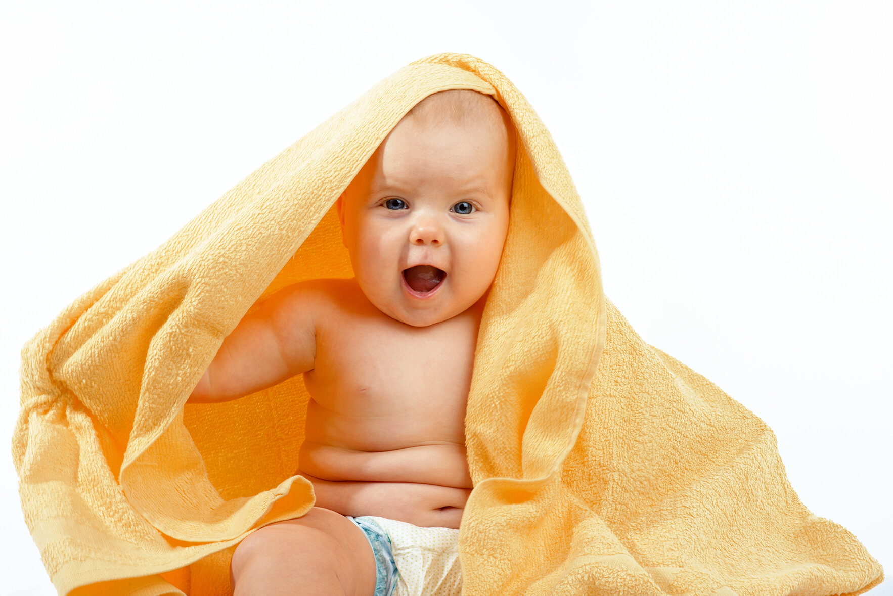 Прохожу младенца в желтом. Младенец в желтом. Малыш желтый. Младенец в полотенце. Новорожденный в желтом полотенце.