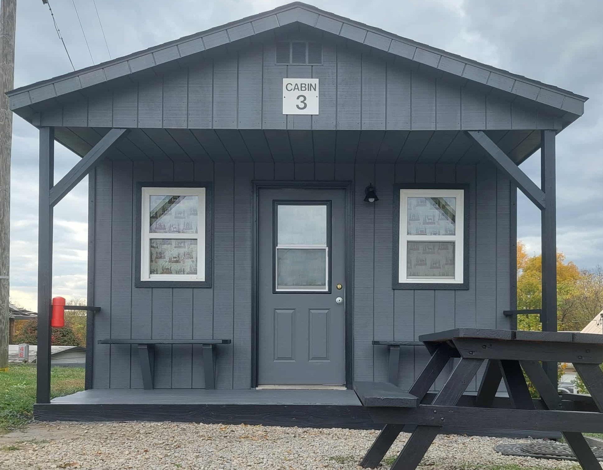 Deluxe cabin with picnic table and fire pit