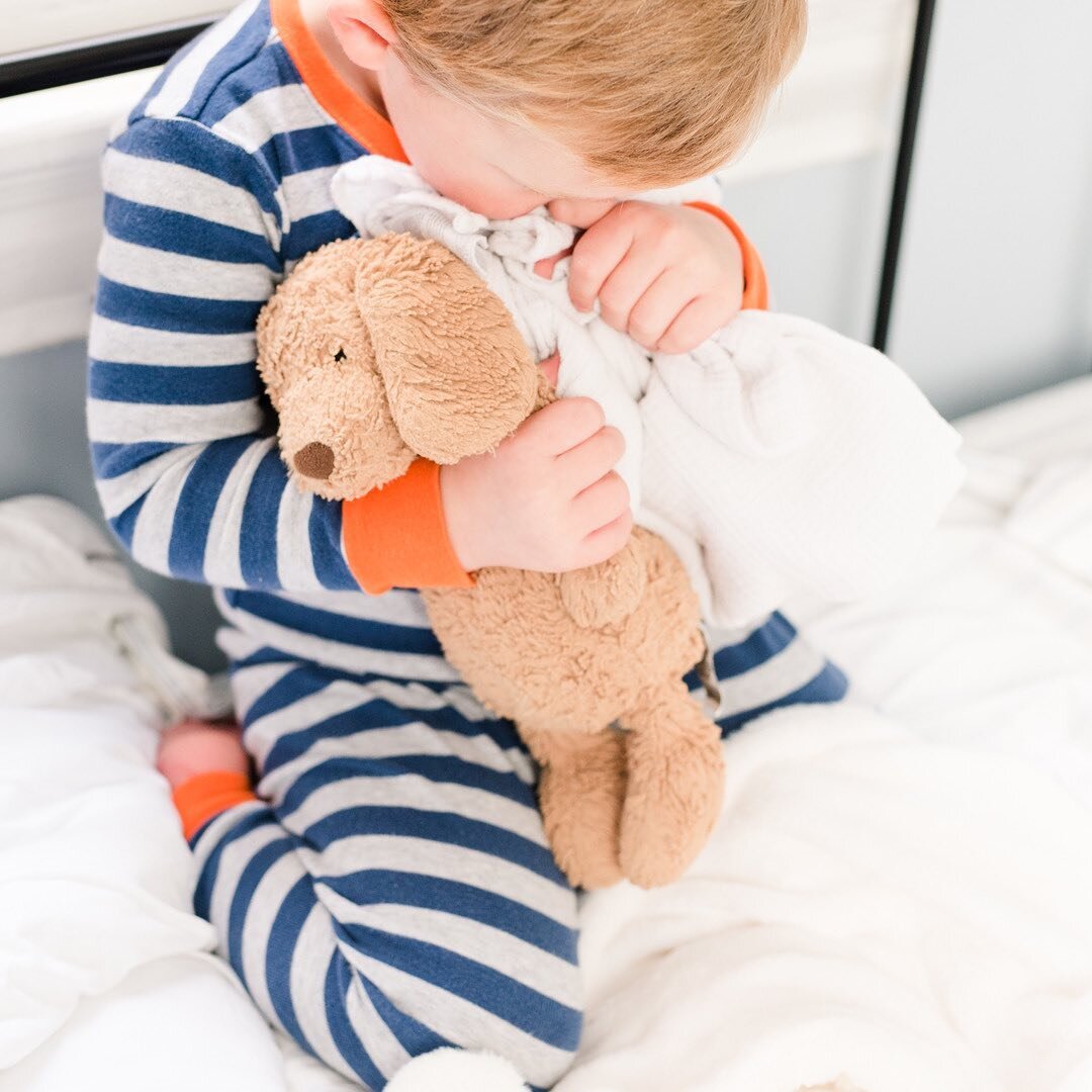 Does your child have a lovey or special stuffy that they can NOT live without?? I always suggest buying multiple of the same lovey so that if one gets lost 🙀, they will still be able to sleep! 
.
Pro Tip: Switch the new and old loveys out every few 