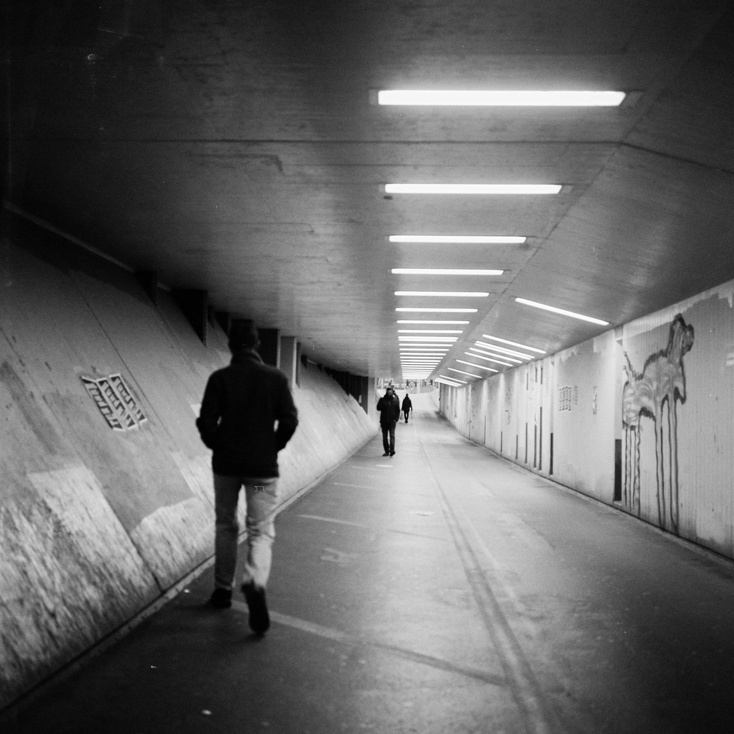 Isabella-Schmid-Internationale-Schauspielerin-Bühnenschauspielerin-Kino-Schauspielerin-TV-Star-Bühnenstar-Schweizer-Schauspielerin-Deutsche-Schauspielerin-Analog-Fotografie-LeicaM3-Rolleiflex