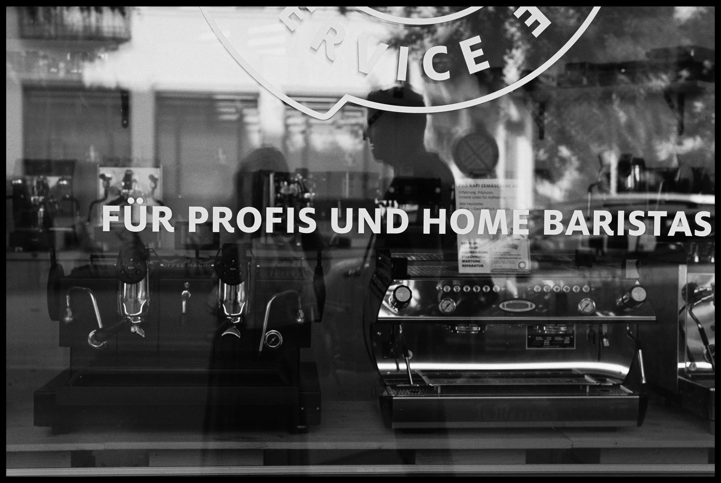 Isabella-Schmid-Internationale-Schauspielerin-Bühnenschauspielerin-Kino-Schauspielerin-TV-Star-Bühnenstar-Schweizer-Schauspielerin-Deutsche-Schauspielerin-Deutscher-TV-Star-Analog-Fotografie-Street-Fotografie