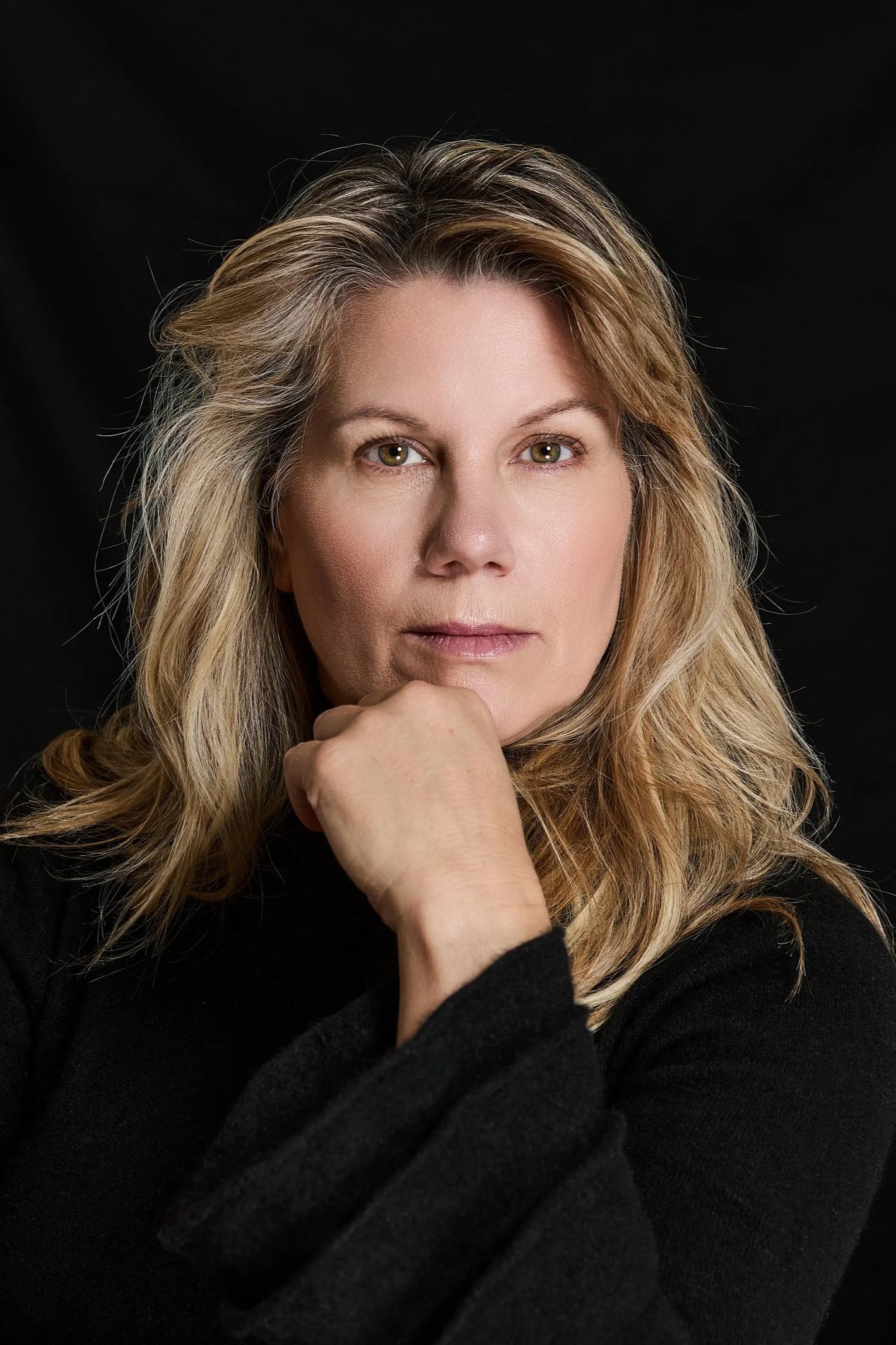 Isabella-Schmid-Internationale-Schauspielerin-Bühnenschauspielerin-Kino-Schauspielerin-TV-Star-Bühnenstar-Schweizer-Schauspielerin-Deutsche-Schauspielerin-Portrait-2026